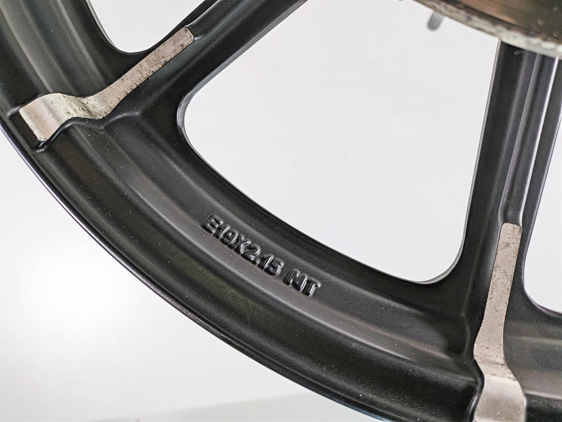 2019 Harley XL883N Sportster Iron Front Wheel Rim 9 Spoke 19x2.15 43300394 - Image 10