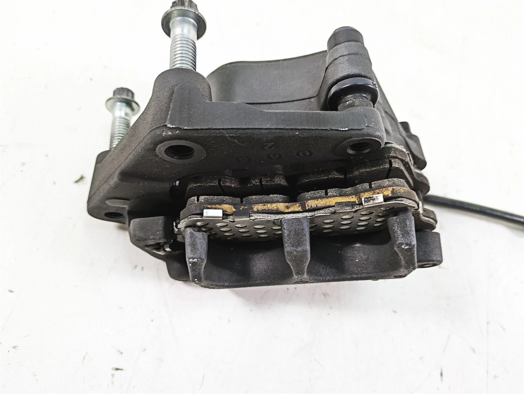 2019 Harley XL883N Sportster Iron Nice Front Brake Caliper & Line 41300010 - Image 2