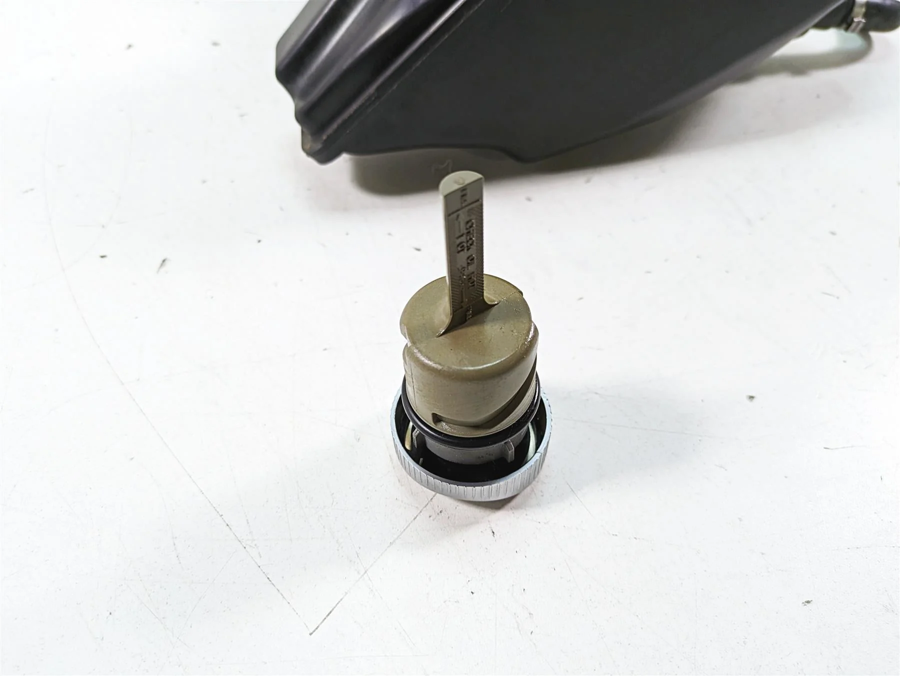 2019 Harley XL883N Sportster Iron Oil Tank Reservoir & Dip Stick 62500017 - Image 7