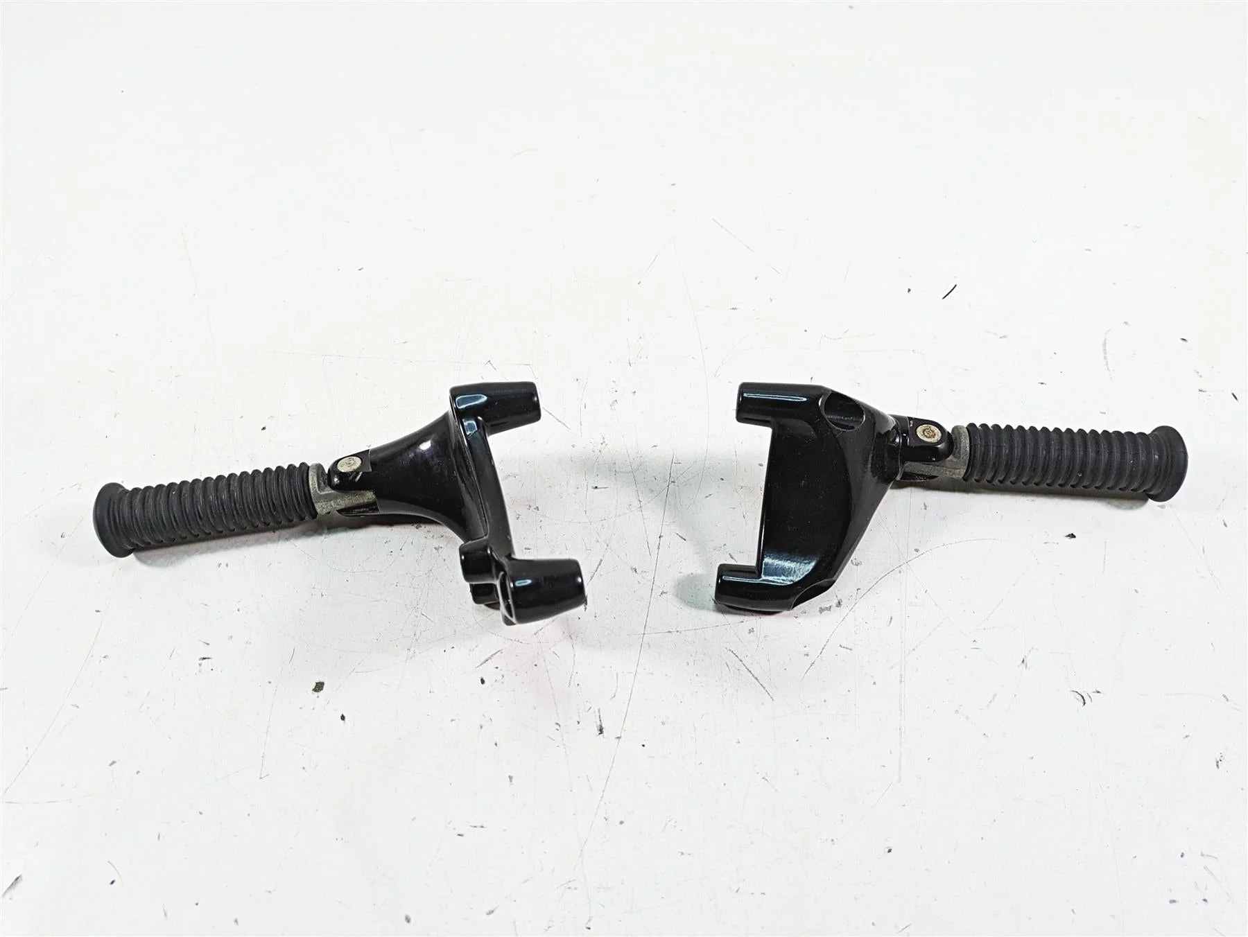 2019 Harley XL883N Sportster Iron Rear Passenger Footpeg Set 49315-04 50500233