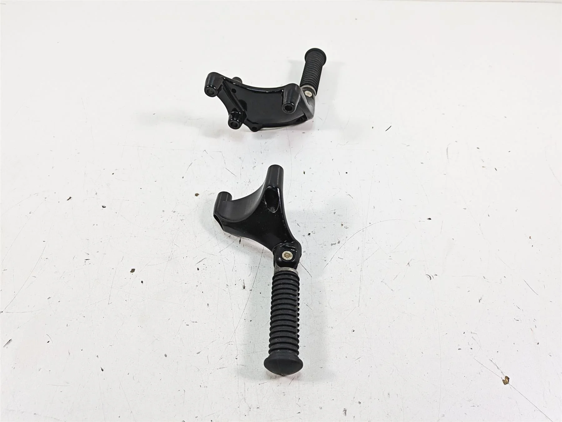 2019 Harley XL883N Sportster Iron Rear Passenger Footpeg Set 49315-04 50500233 - Image 2