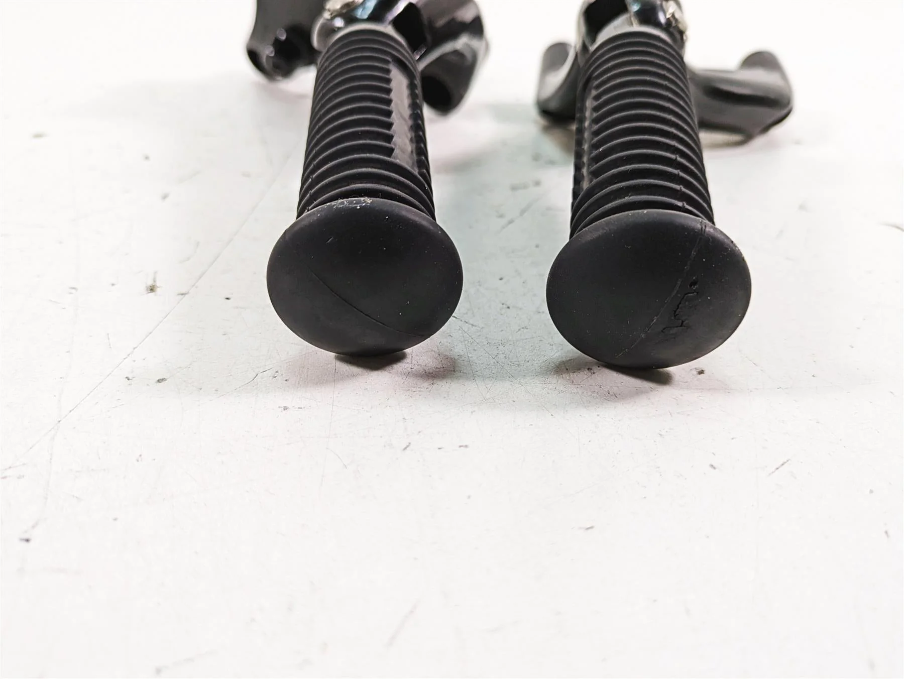 2019 Harley XL883N Sportster Iron Rear Passenger Footpeg Set 49315-04 50500233 - Image 6