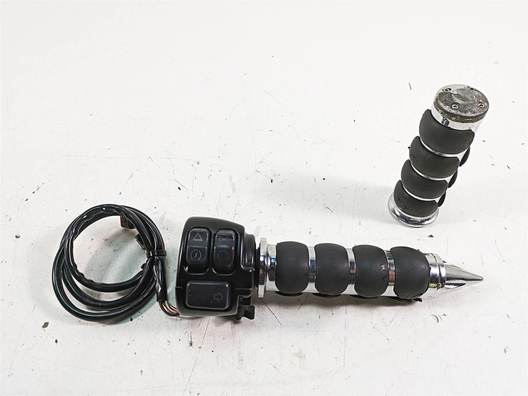 2019 Harley XL883N Sportster Iron Right Hand Control Switch 71500118