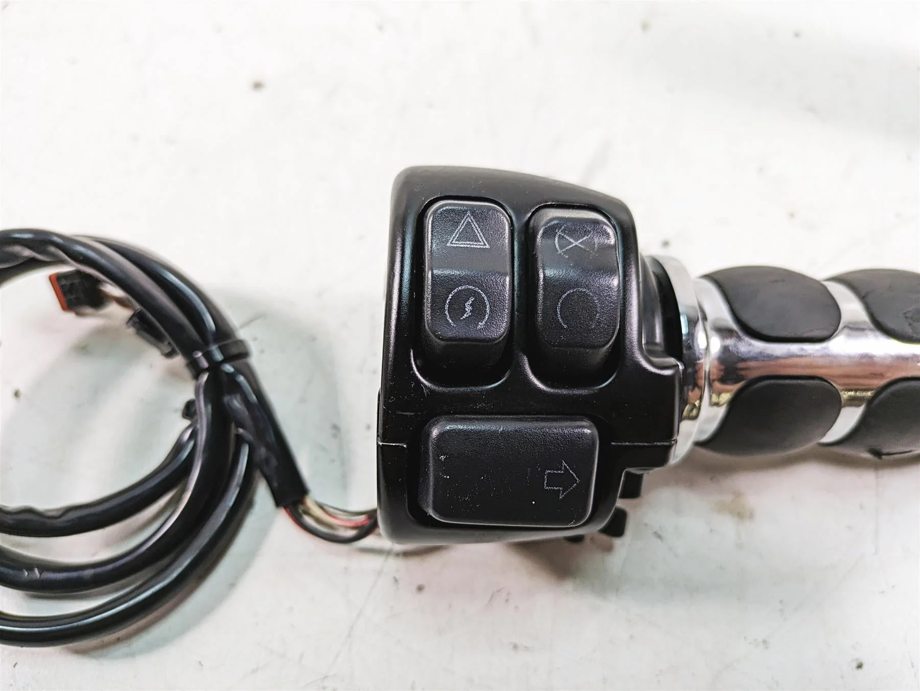 2019 Harley XL883N Sportster Iron Right Hand Control Switch 71500118 - Image 10