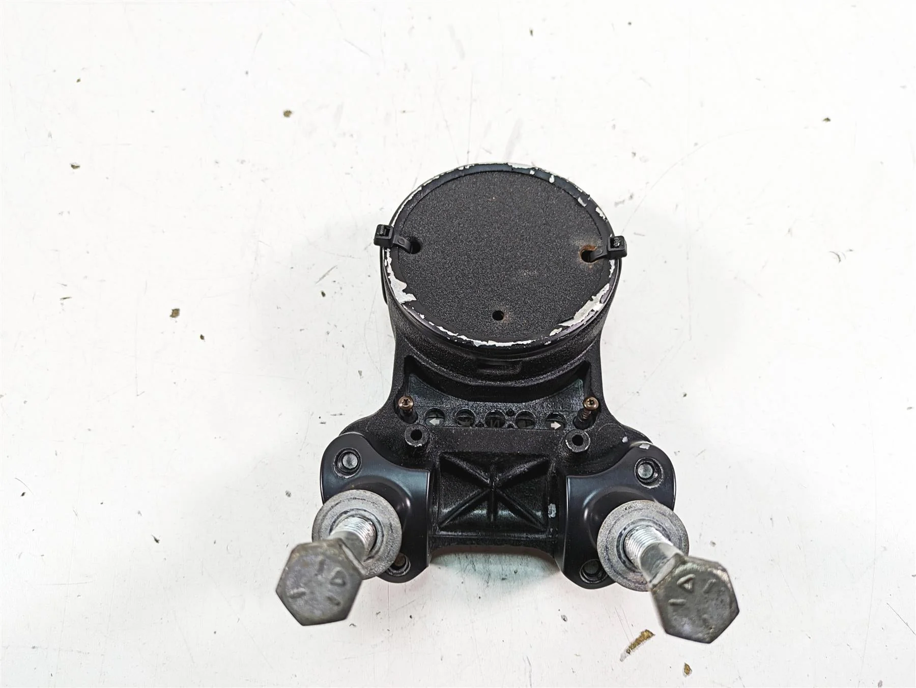 2019 Harley XL883N Sportster Iron Speedometer Housing & Riser 55847-05A - Image 10