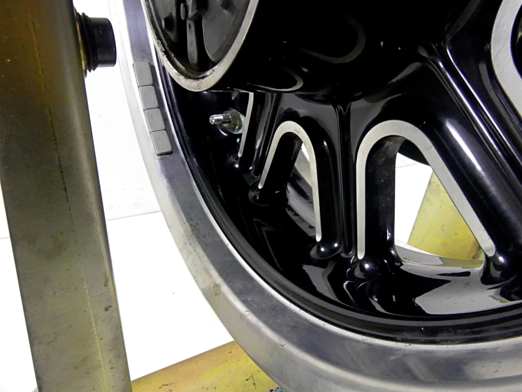 2019 Indian Chieftain Classic Straight 16x5 Rear Wheel Rim 1522506 - Image 9