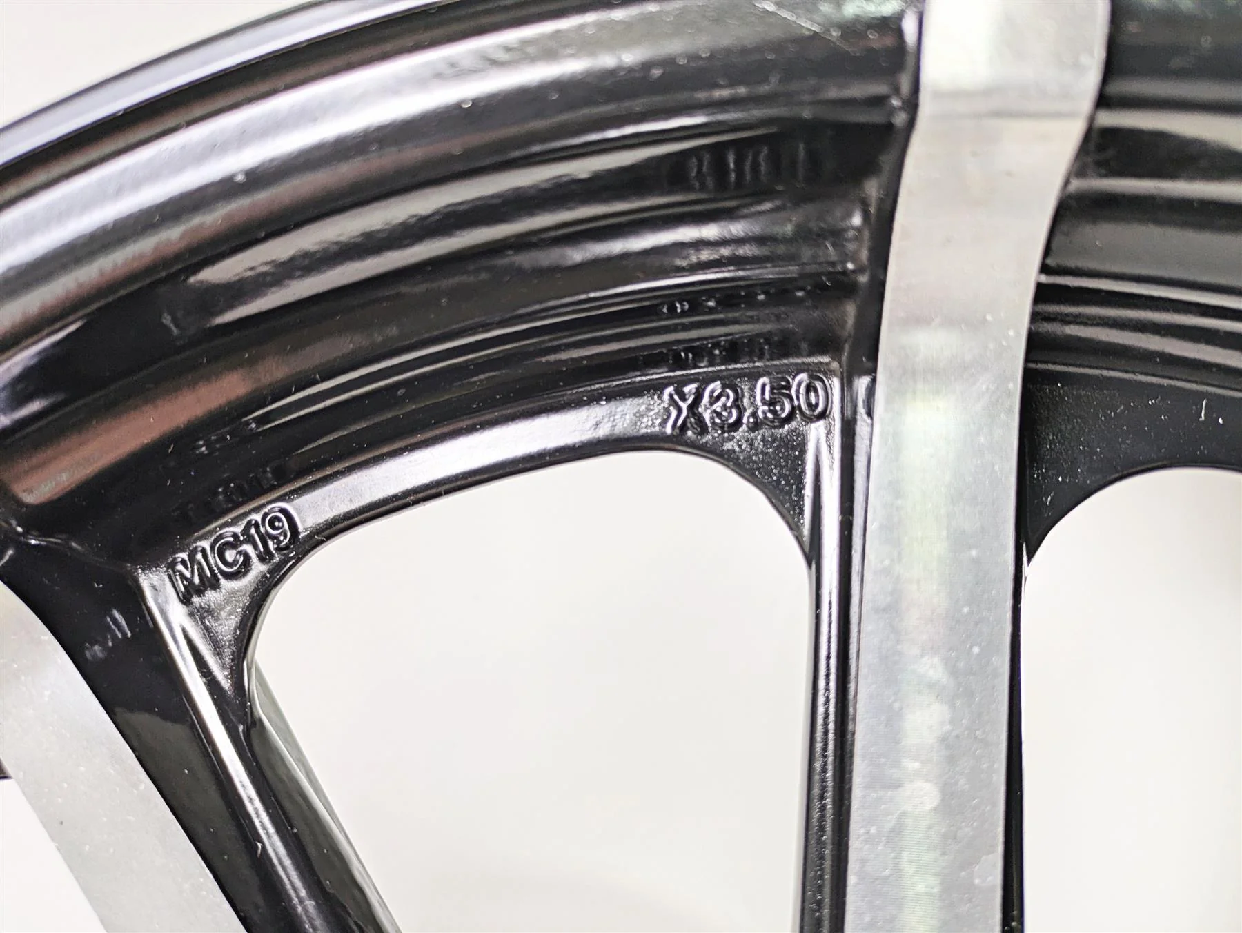 2019 Indian Chieftain Limited Straight Front Wheel Rim 19x3.5 1522505 - Image 10
