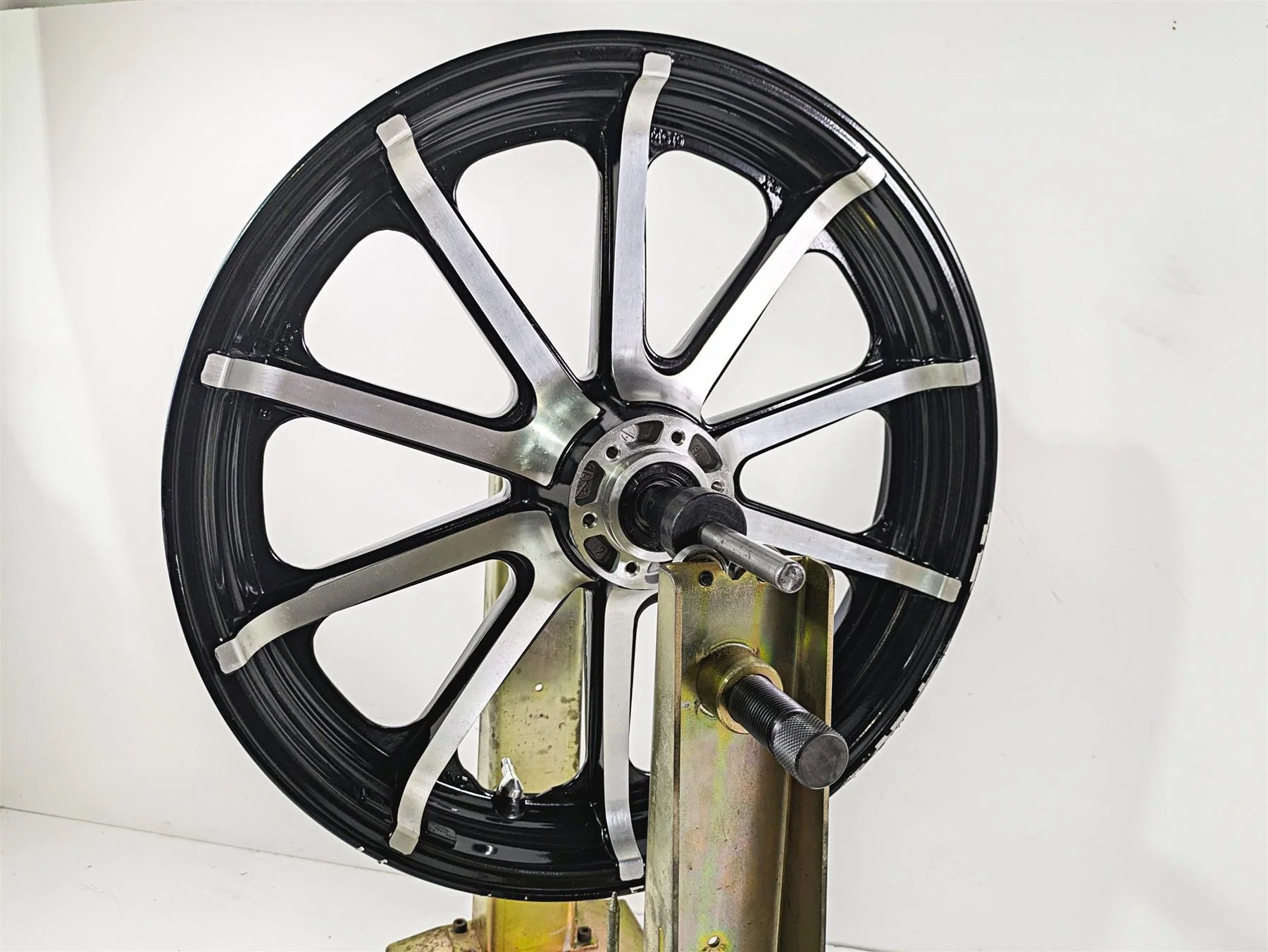 2019 Indian Chieftain Limited Straight Front Wheel Rim 19x3.5 1522505 - Image 12