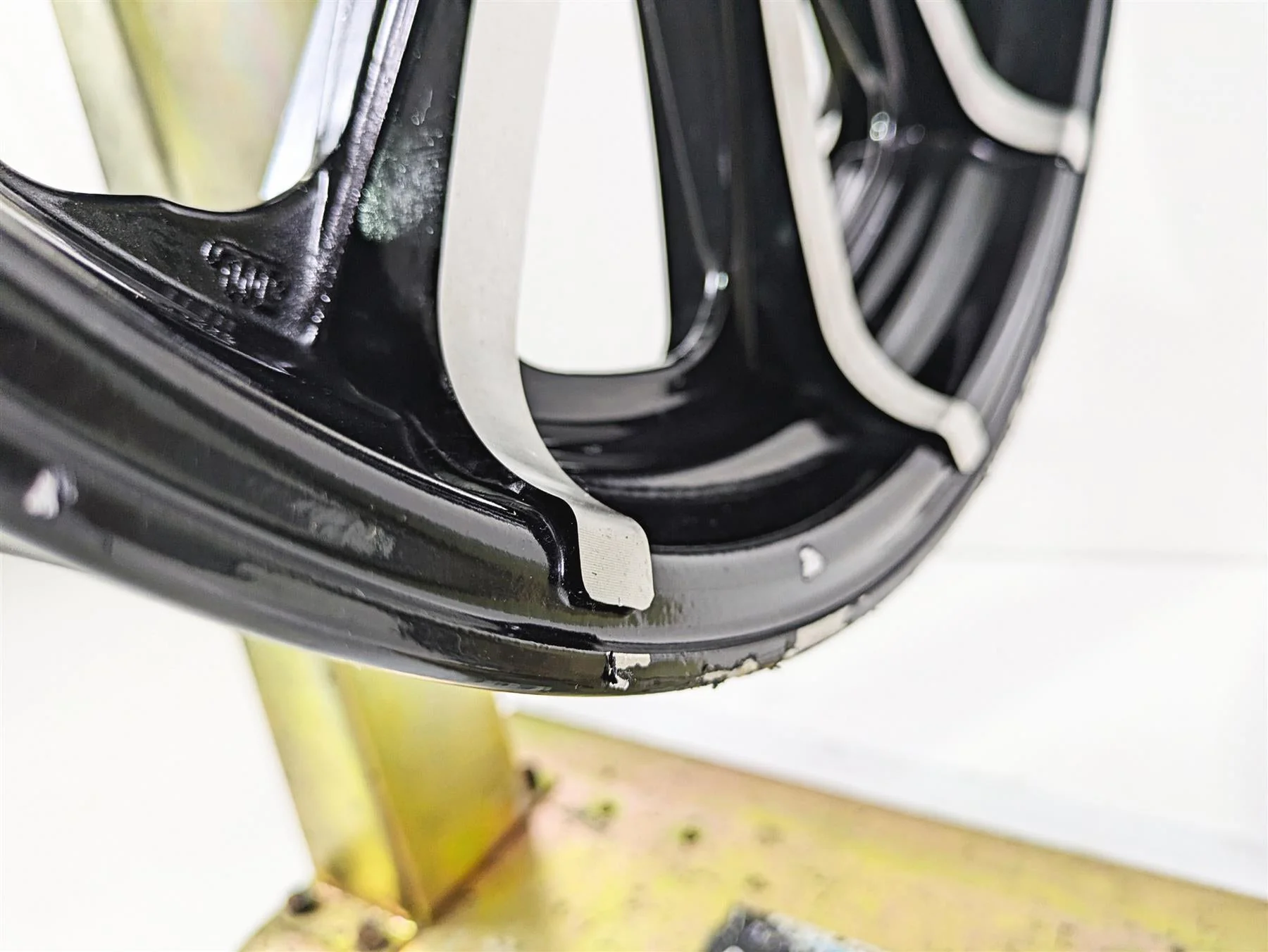 2019 Indian Chieftain Limited Straight Front Wheel Rim 19x3.5 1522505 - Image 4