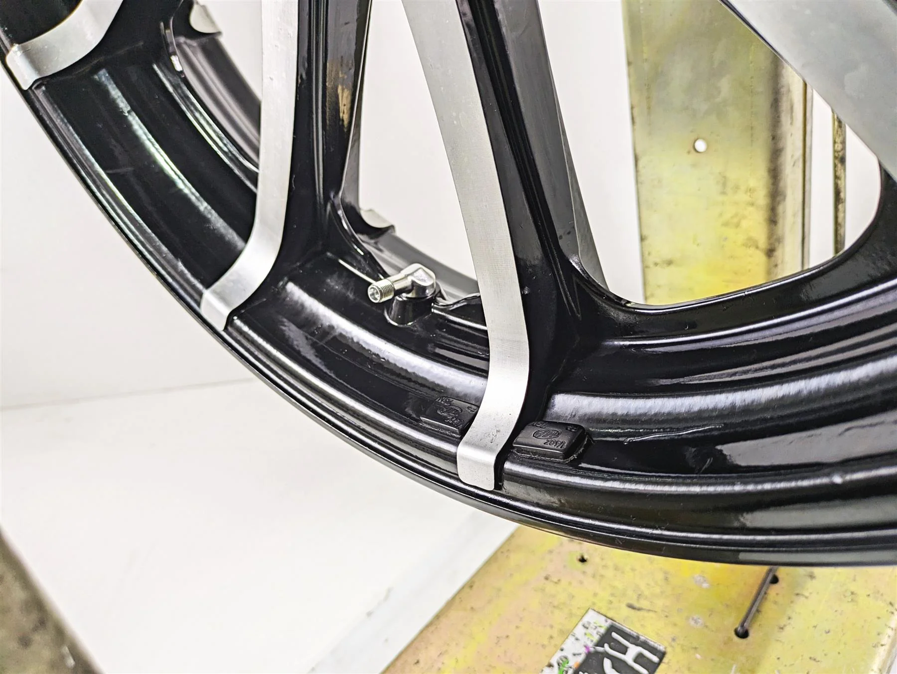 2019 Indian Chieftain Limited Straight Front Wheel Rim 19x3.5 1522505 - Image 8