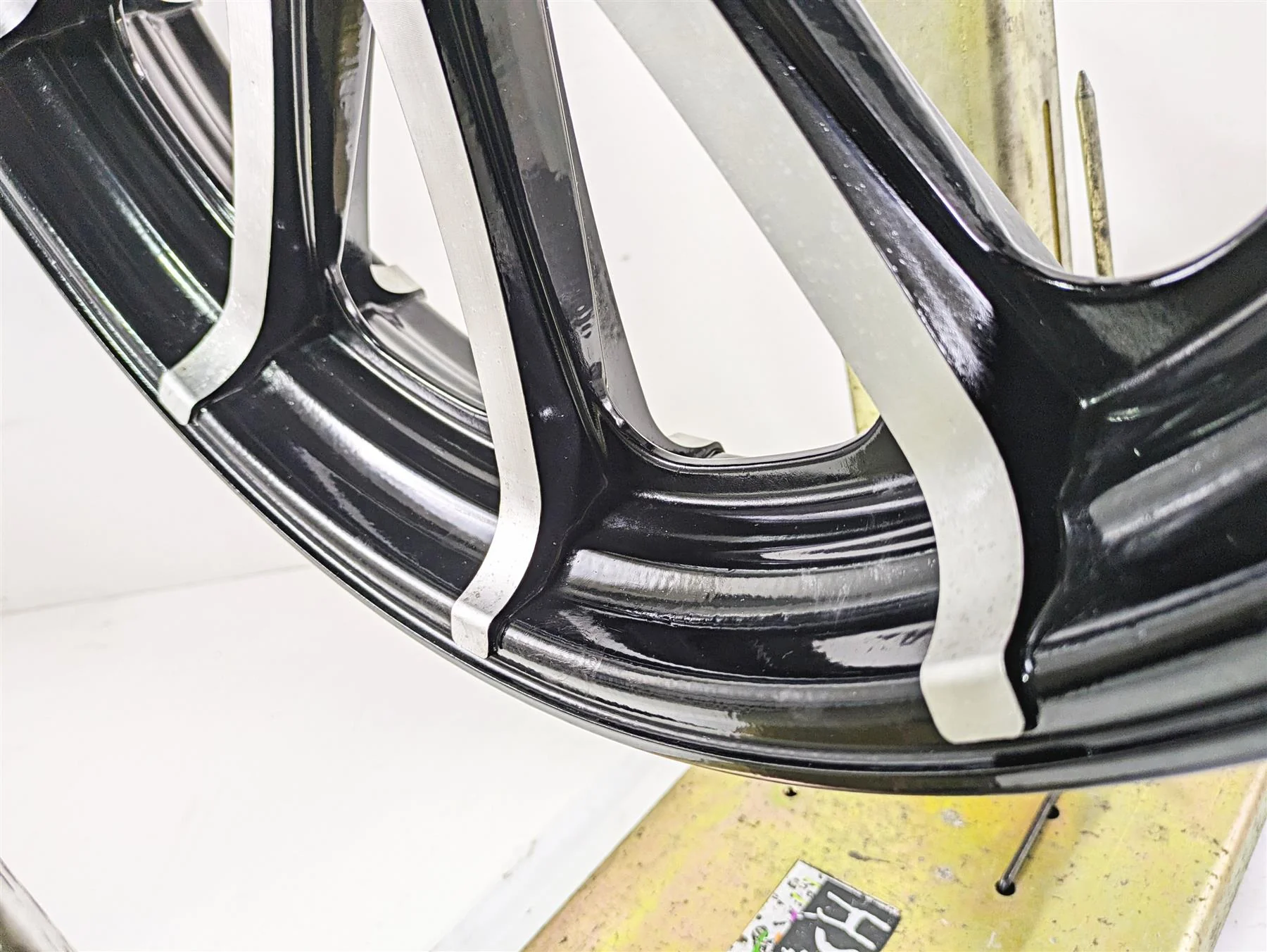 2019 Indian Chieftain Limited Straight Front Wheel Rim 19x3.5 1522505 - Image 9