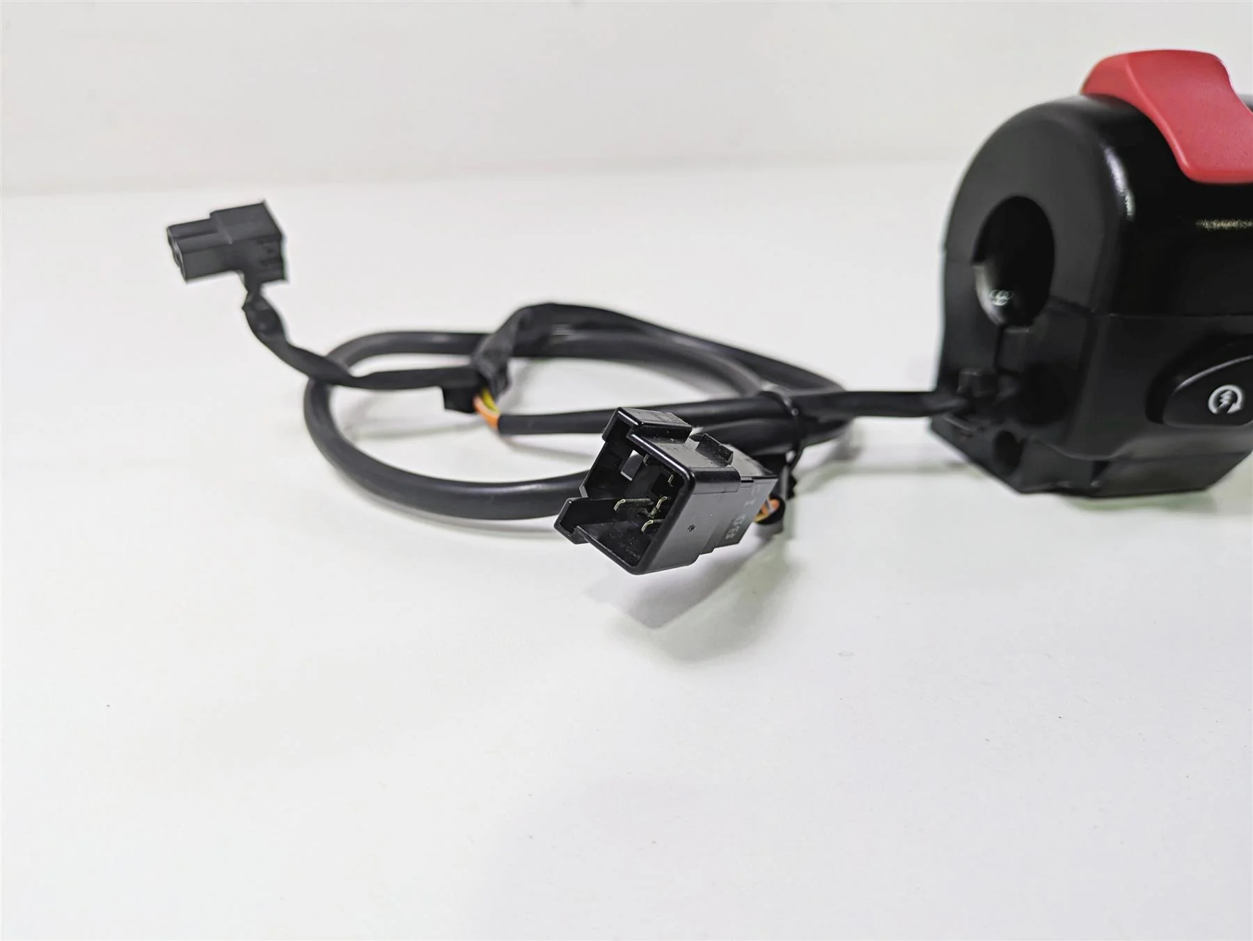 2019 Suzuki M109R VZR1800 Boulevard Right Hand Control Switch 37200-06J00 - Image 10