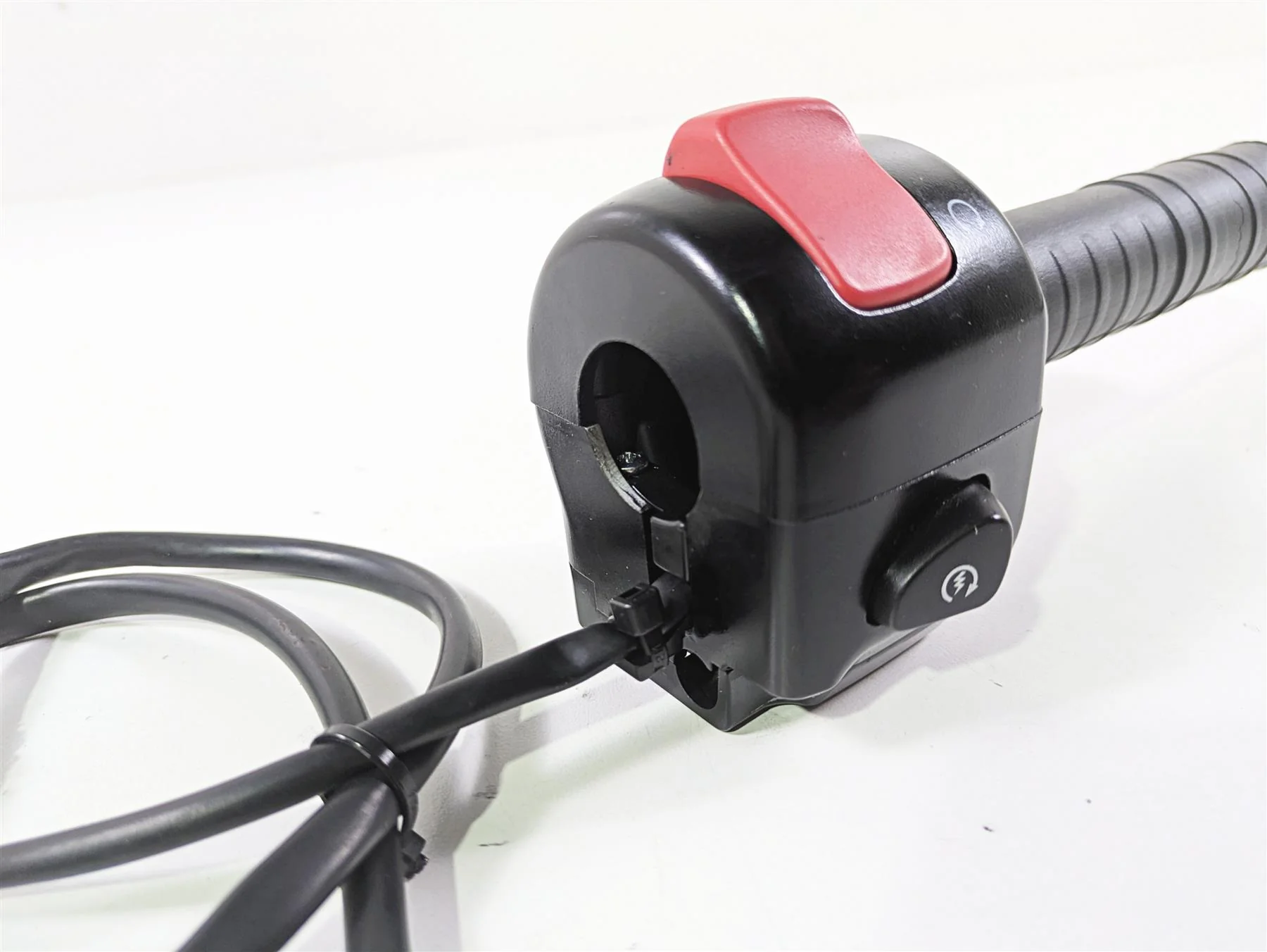 2019 Suzuki M109R VZR1800 Boulevard Right Hand Control Switch 37200-06J00 - Image 11