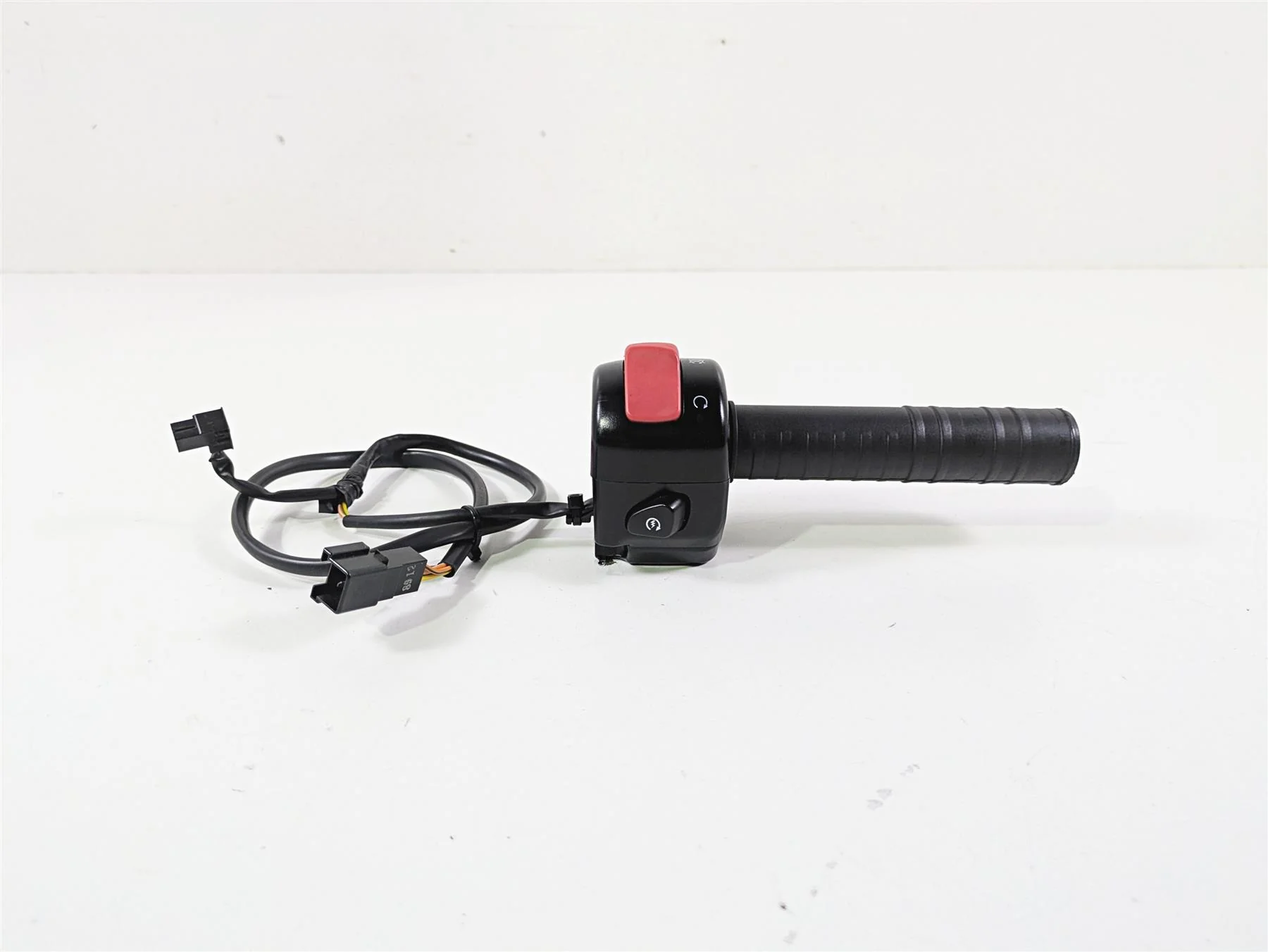 2019 Suzuki M109R VZR1800 Boulevard Right Hand Control Switch 37200-06J00 - Image 2