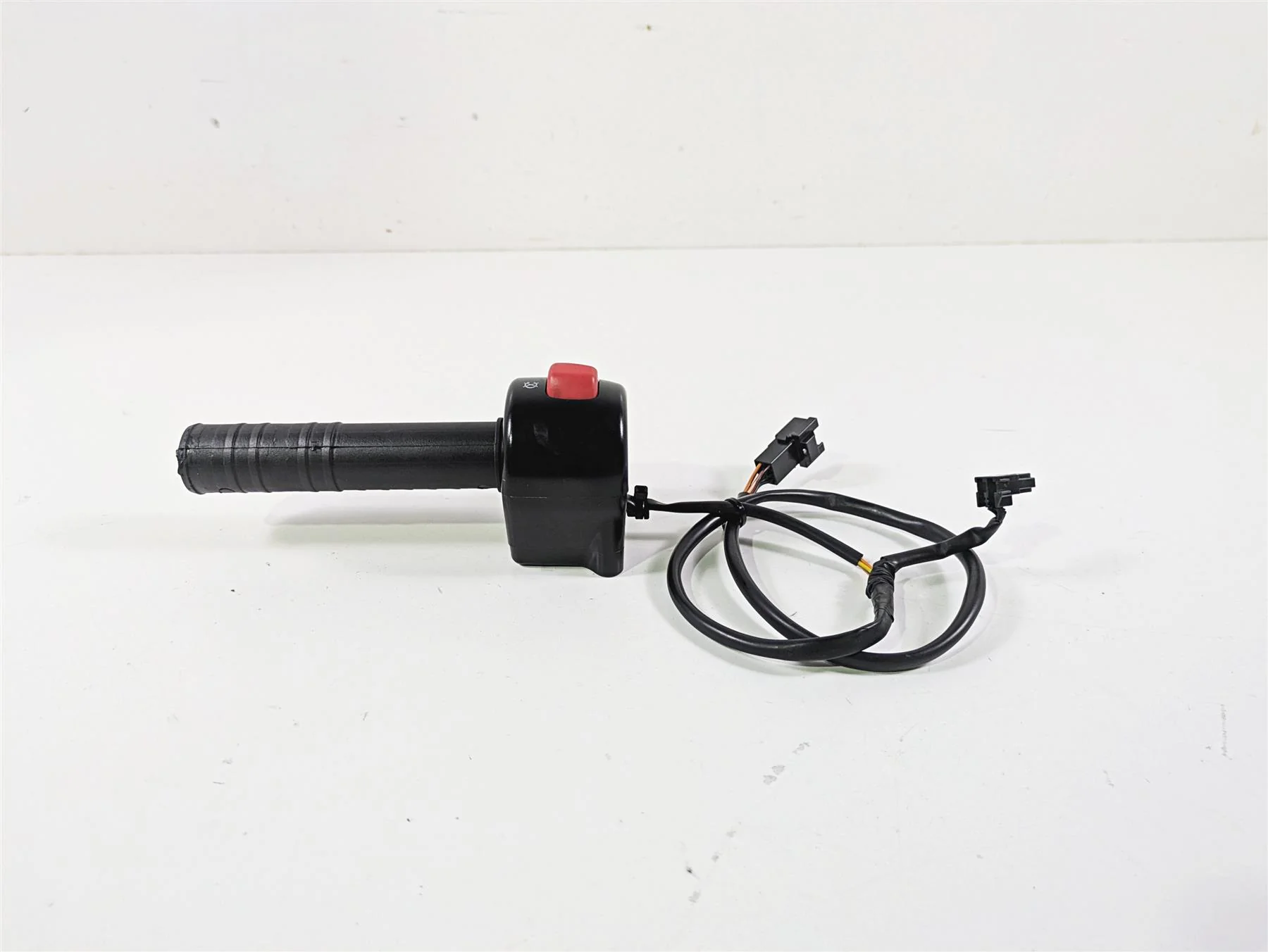 2019 Suzuki M109R VZR1800 Boulevard Right Hand Control Switch 37200-06J00 - Image 4
