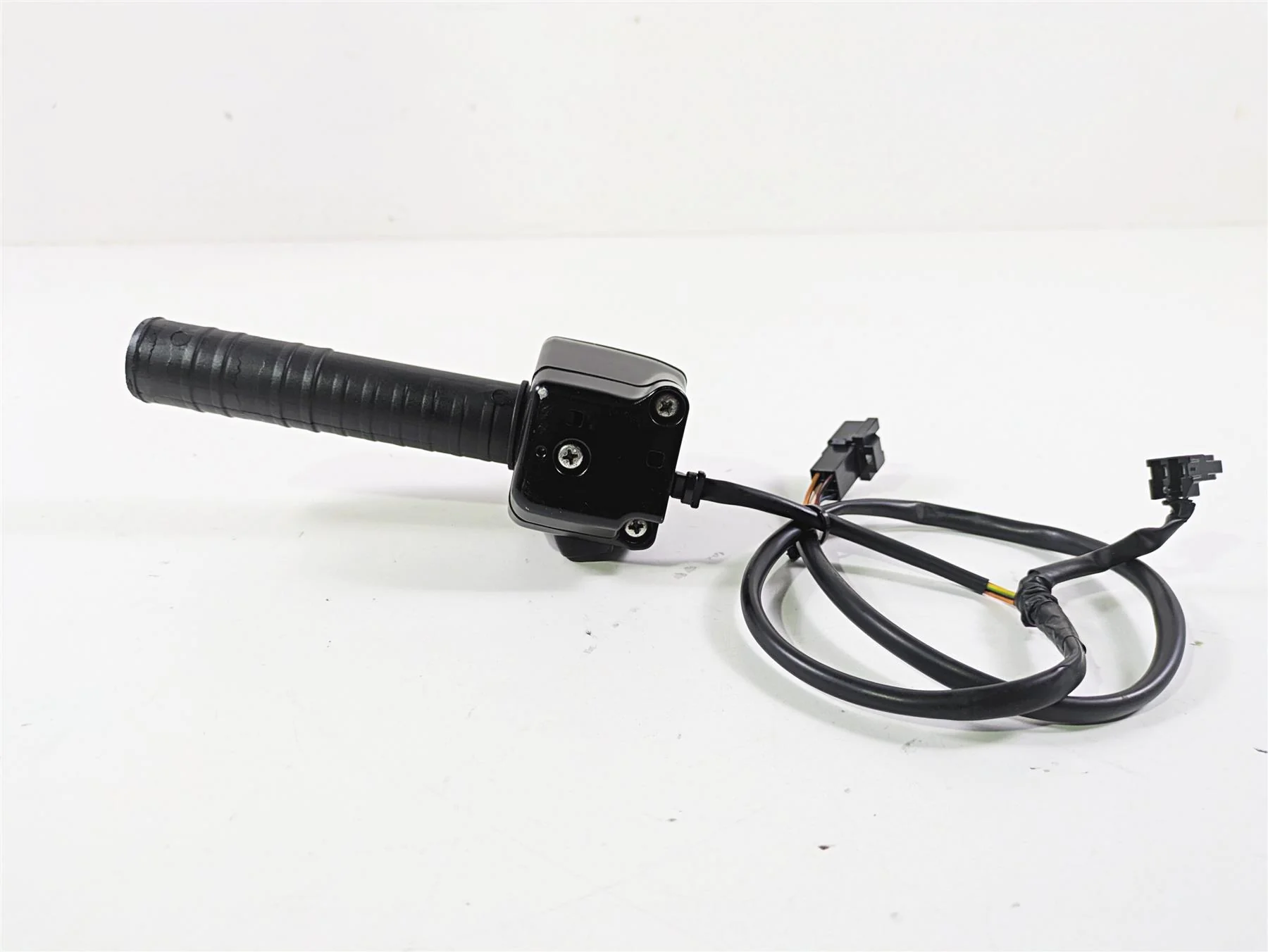 2019 Suzuki M109R VZR1800 Boulevard Right Hand Control Switch 37200-06J00 - Image 6
