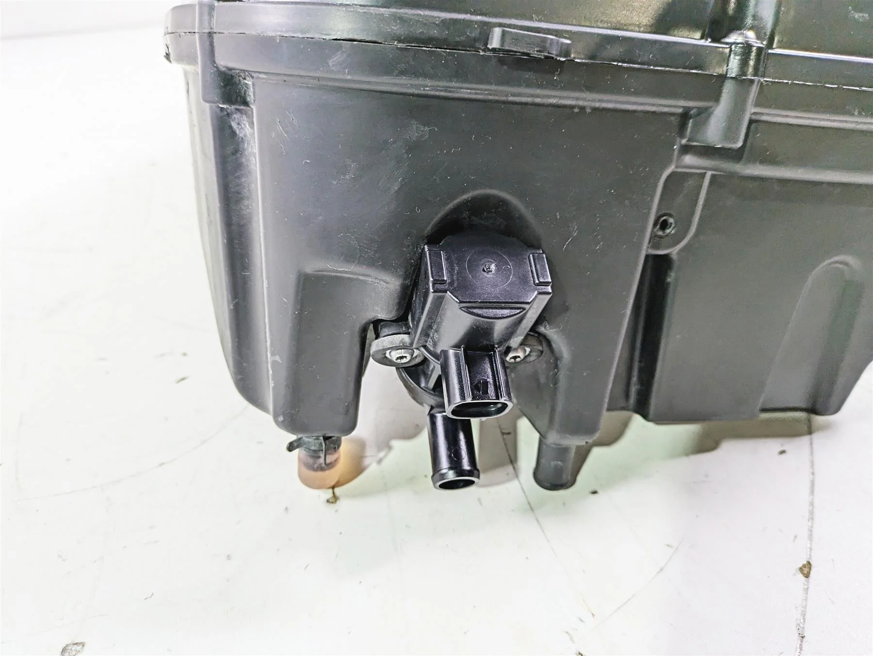 2019 Triumph Speed Triple RS 1050 Air Box Cleaner Breather Set T2205575 - Image 9