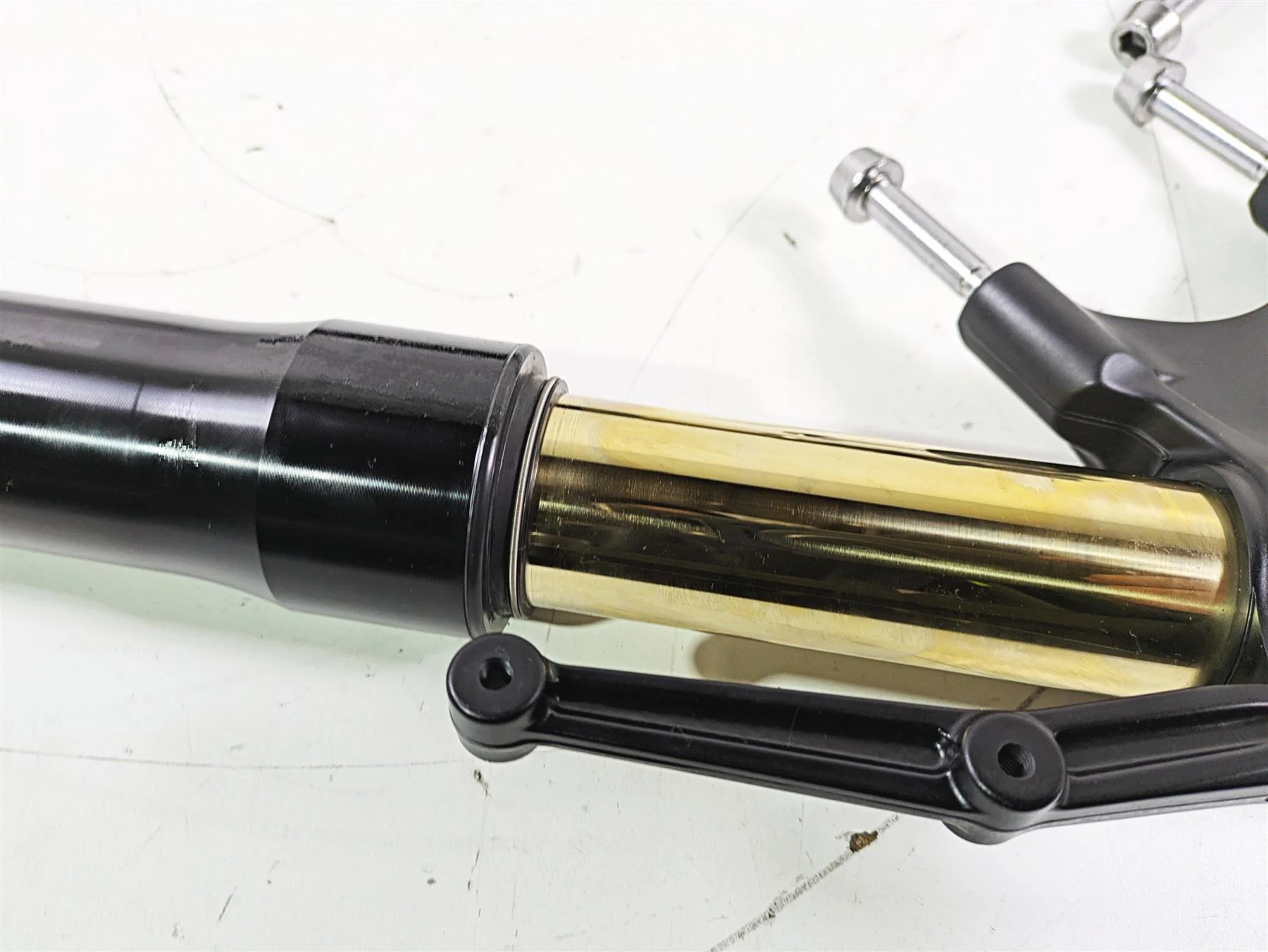 2019 Triumph Speed Triple RS 1050 Black Ohlins Front Fork Leg T2044034 T2044036 - Image 10