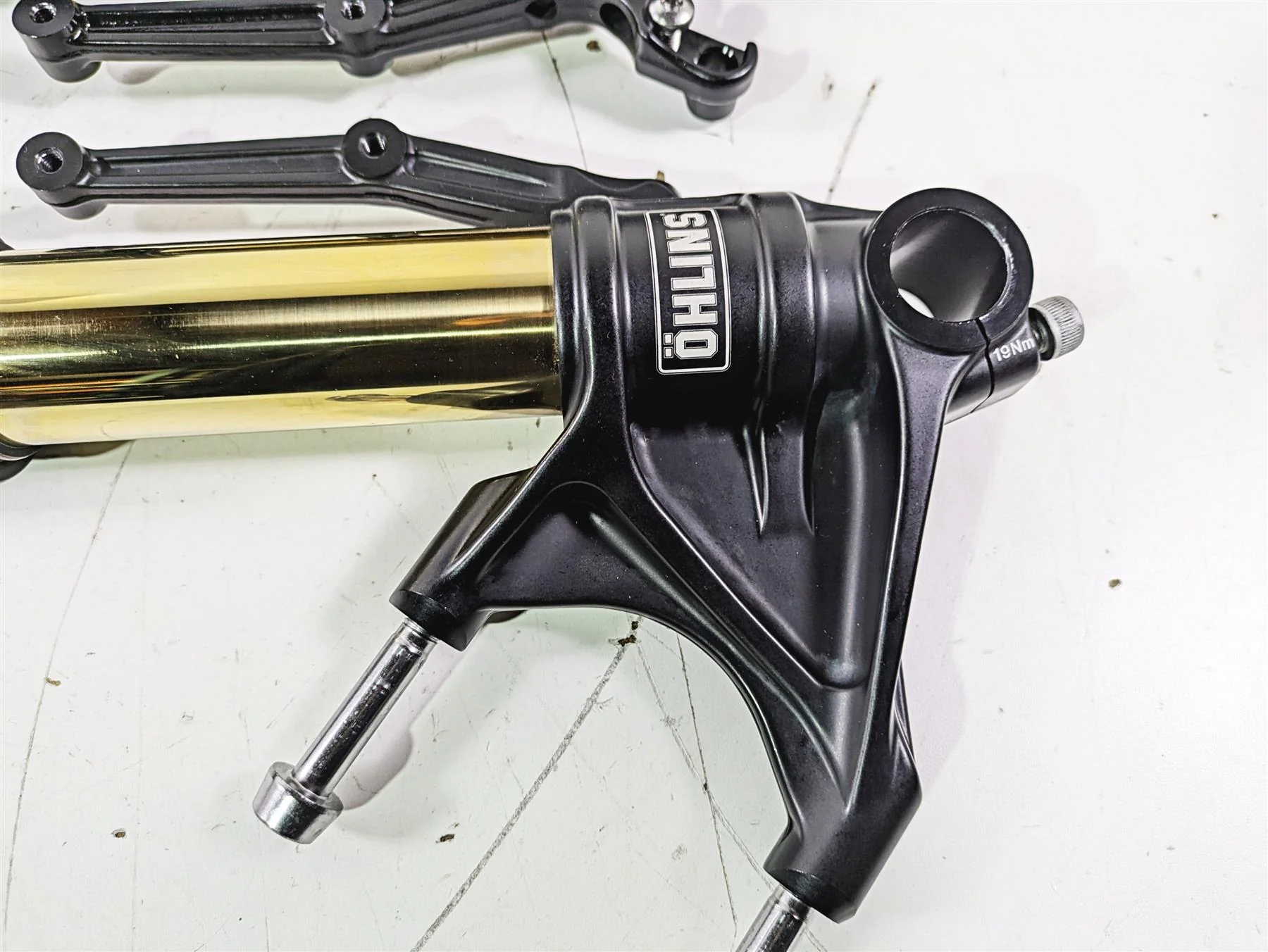 2019 Triumph Speed Triple RS 1050 Black Ohlins Front Fork Leg T2044034 T2044036 - Image 2