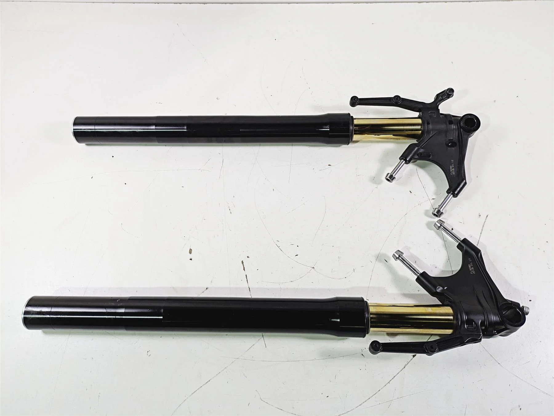 2019 Triumph Speed Triple RS 1050 Black Ohlins Front Fork Leg T2044034 T2044036 - Image 7