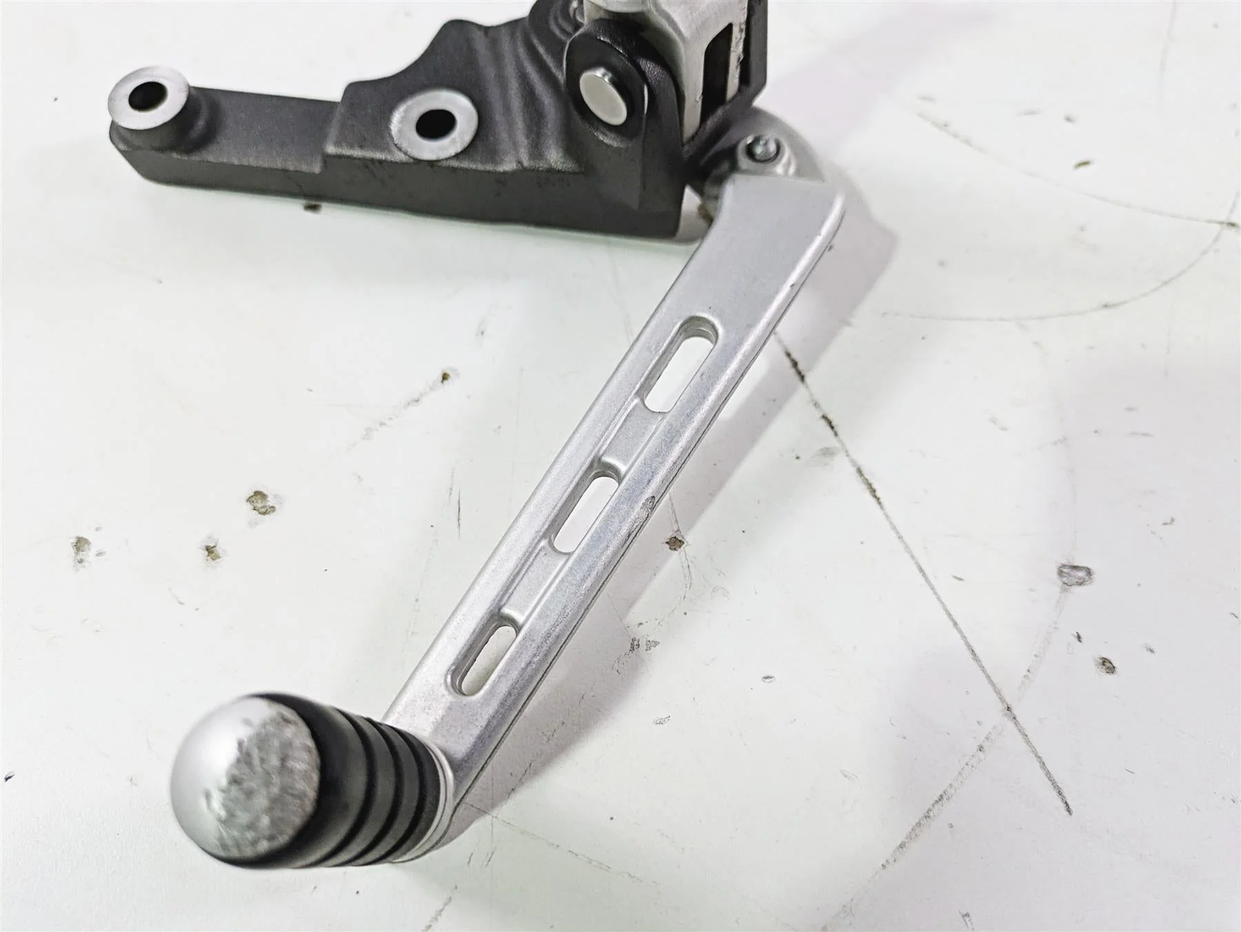 2019 Triumph Speed Triple RS 1050 Front Left Footpeg & Shifter READ T2081737 - Image 7