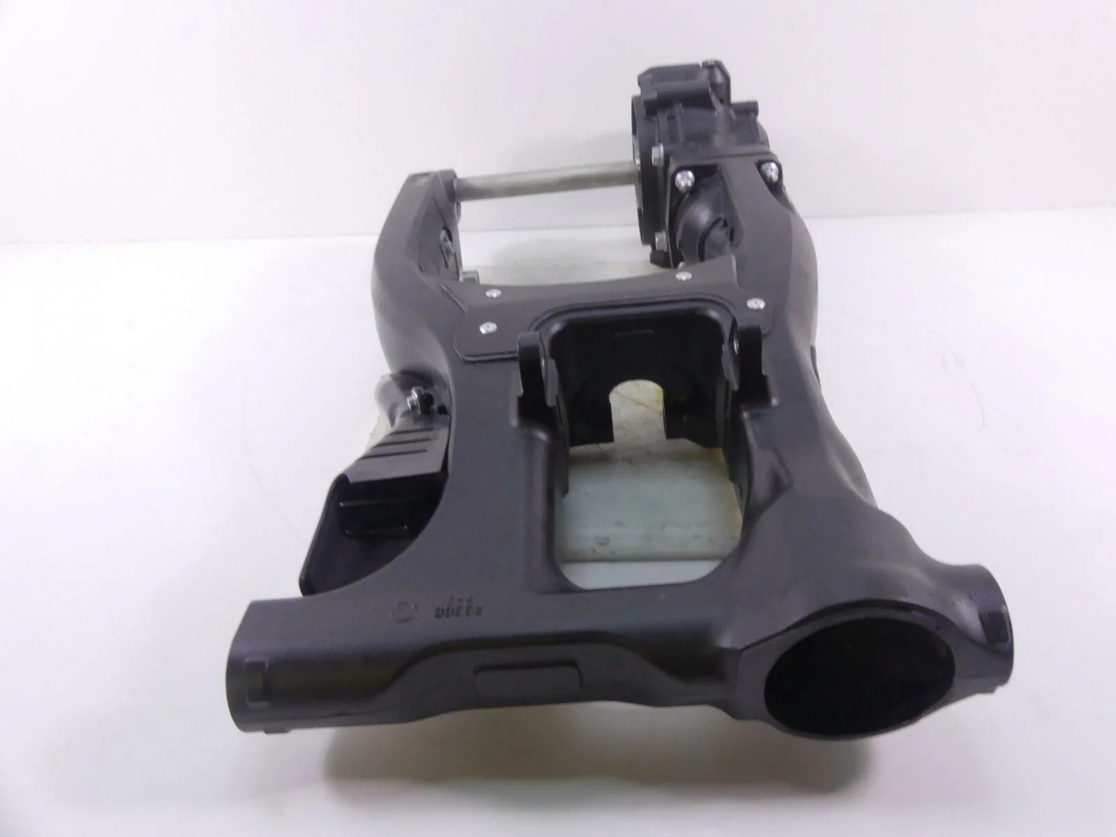 2019 Yamaha VMX17 V-Max 1700 Swingarm Swing Arm Differential Read 2S3-46101-10-0 - Image 2
