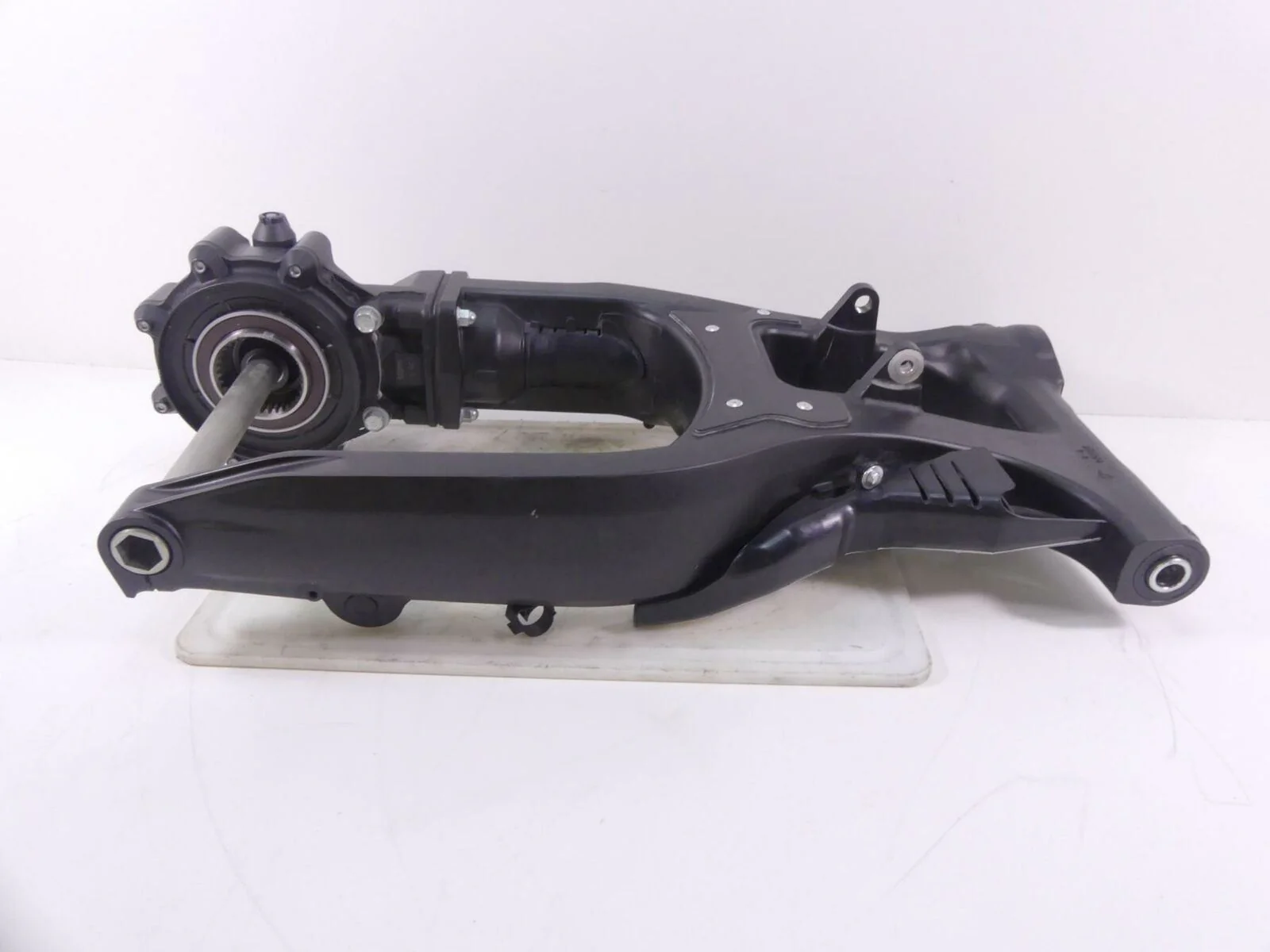 2019 Yamaha VMX17 V-Max 1700 Swingarm Swing Arm Differential Read 2S3-46101-10-0 - Image 3