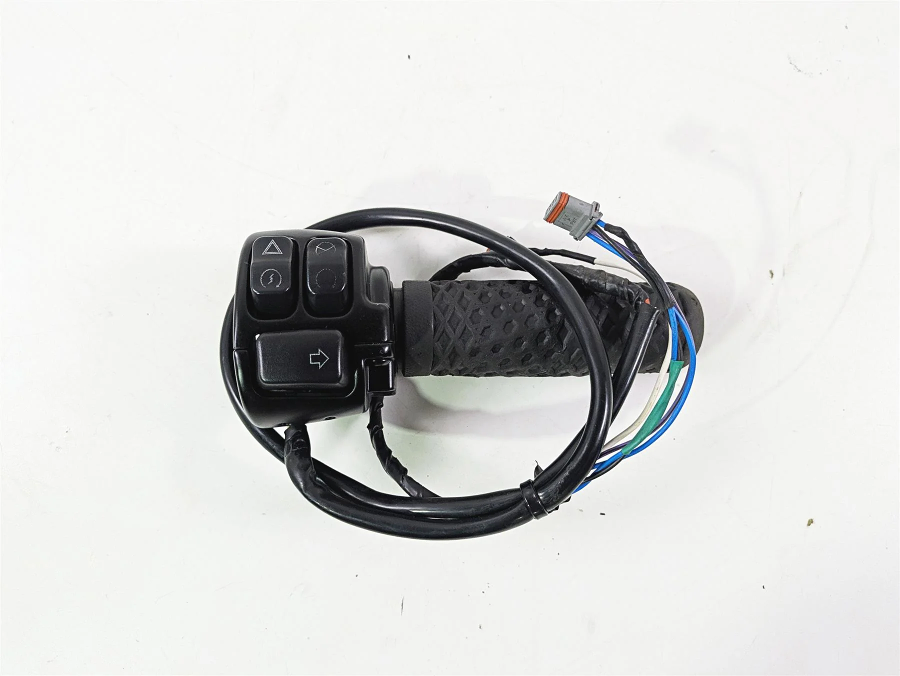 2020 Harley Softail FXST Standard Right Hand Control Switch - Extended 71500462 - Image 5