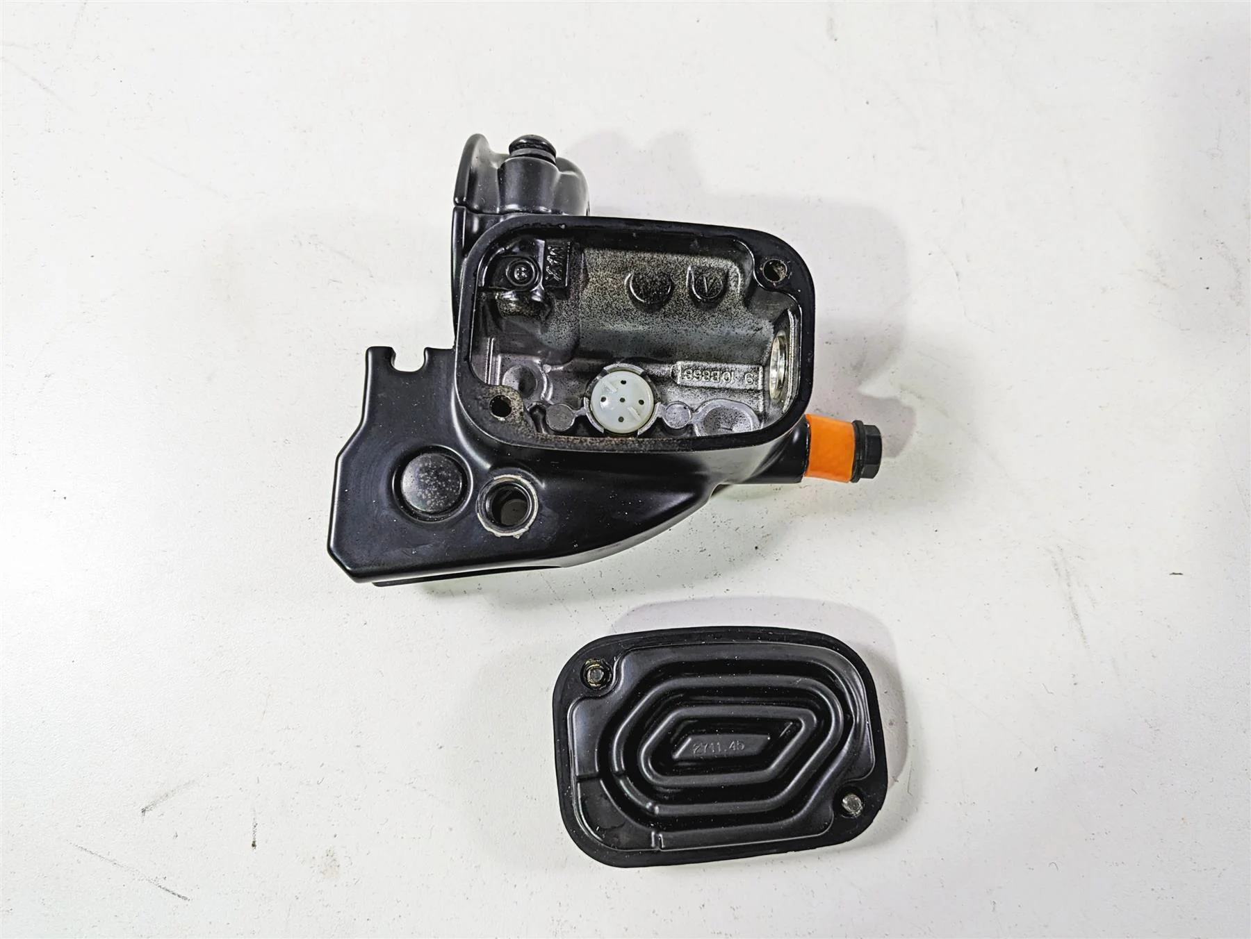 2020 Harley Touring FLHT Electra Glide  Front Brake Master Cylinder 44551-08F - Image 3