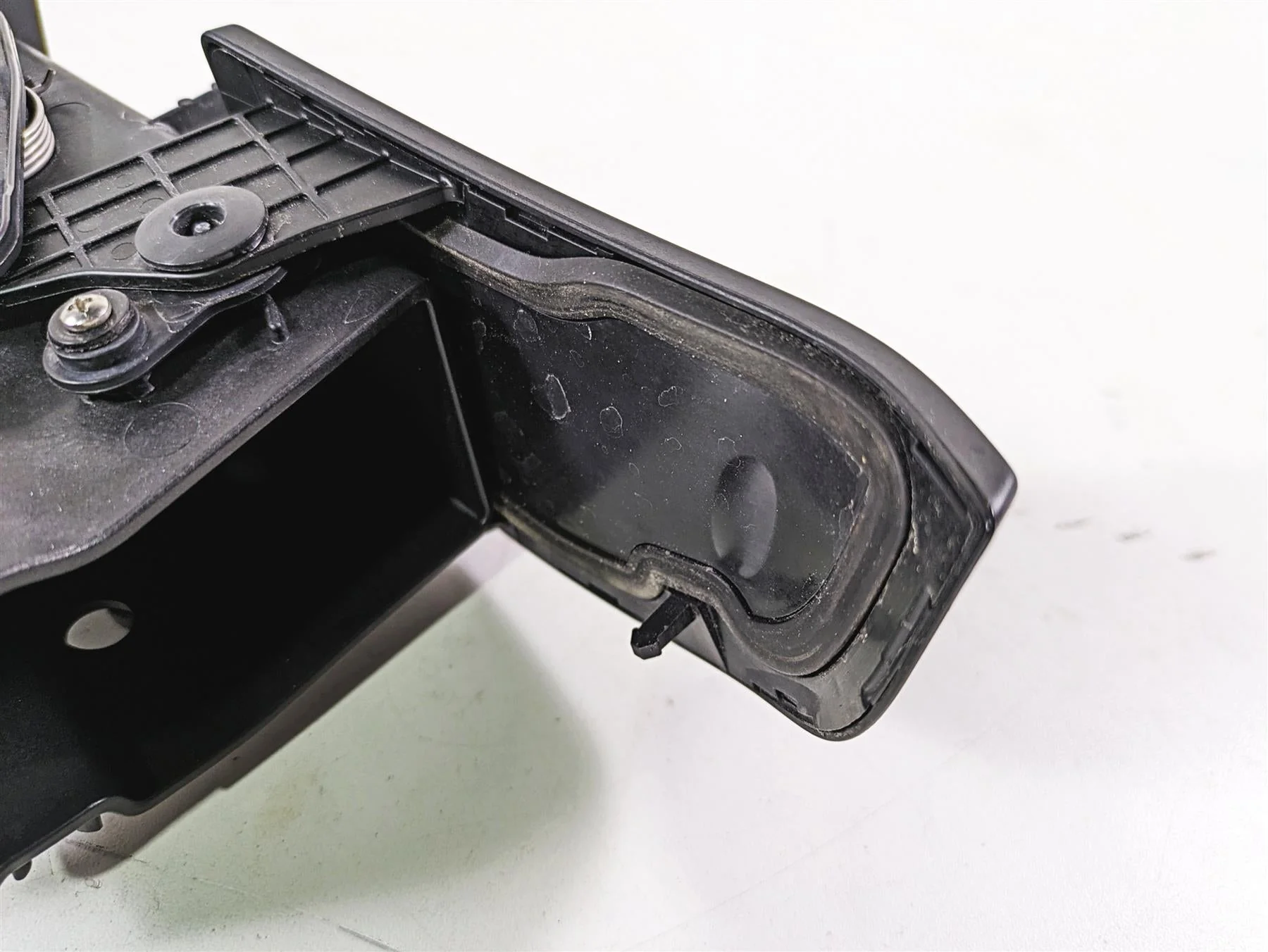 2020 Harley Touring FLHT Electra Glide Front Fairing Media Compartment 76000944 - Image 9