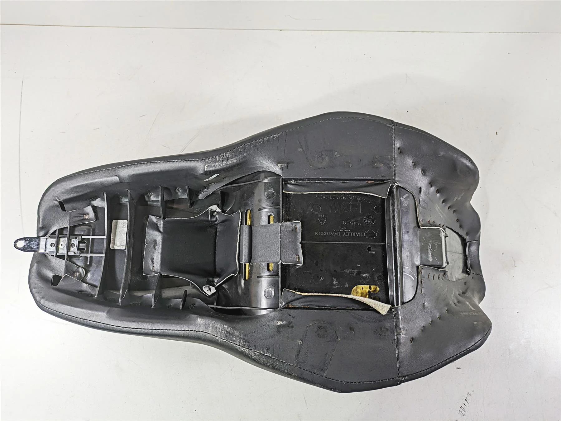 2020 Harley Touring FLHT Electra Glide Front Rider Low Seat Saddle 52000060 - Image 5