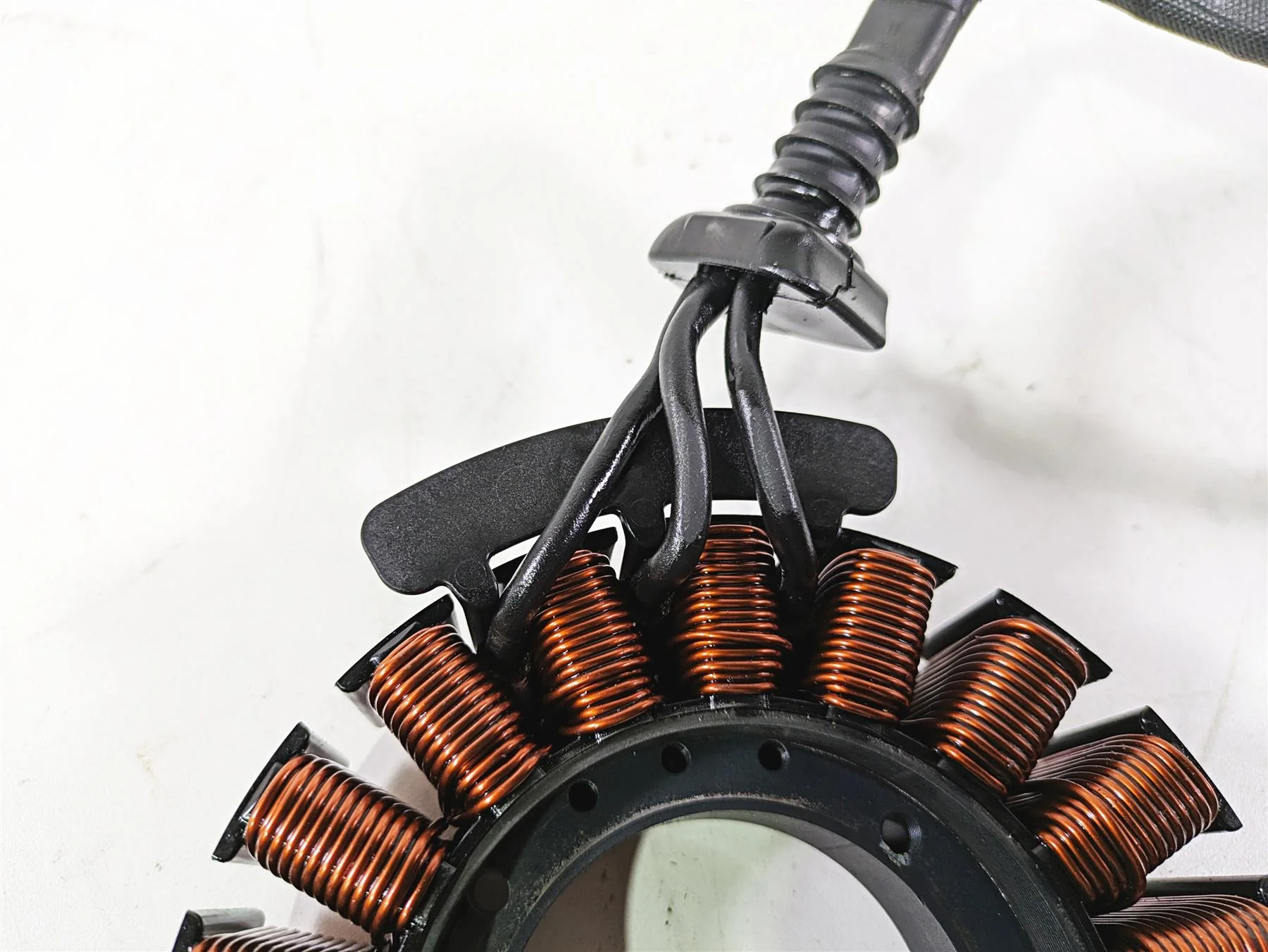 2020 Harley Touring FLHT Electra Glide Stator Alternator Generator 29900042A - Image 8