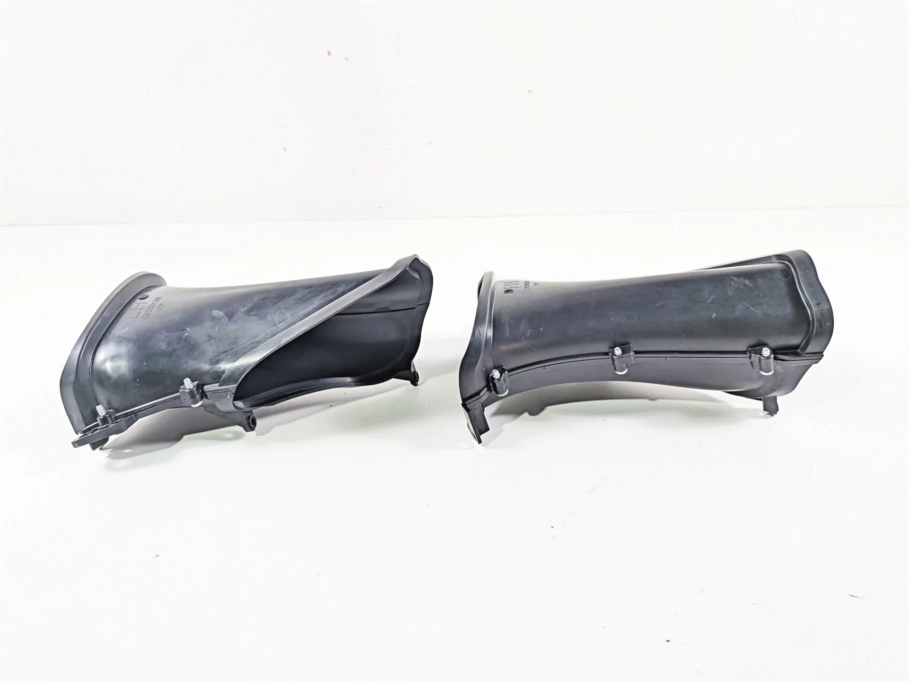 2020 Harley Touring FLTRK Road Glide Front Air Inlet Duct Set 29200136 292001393 - Image 4