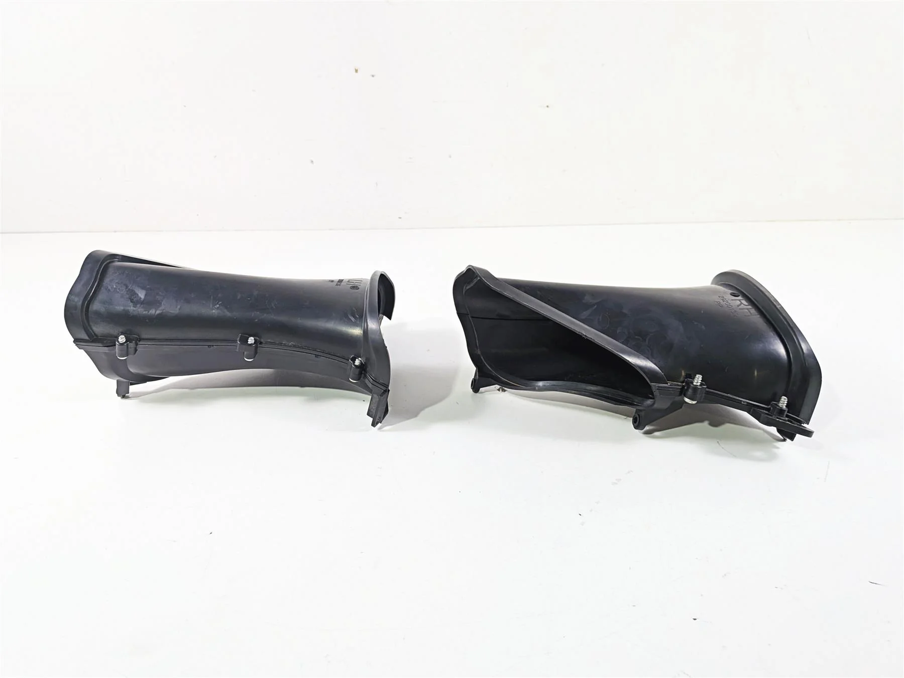 2020 Harley Touring FLTRK Road Glide Front Air Inlet Duct Set 29200136 292001393 - Image 6