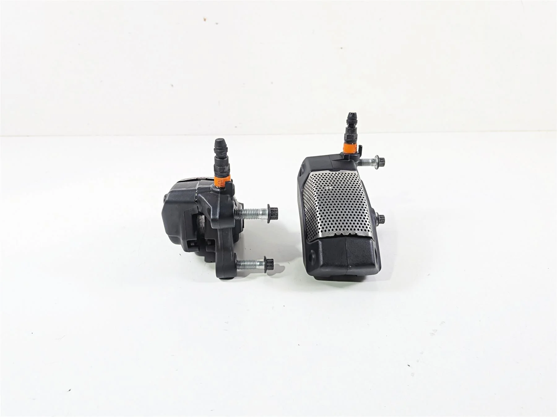 2020 Harley Touring FLTRK Road Glide Front Brake Caliper Set 43027-08 44023-08 - Image 4