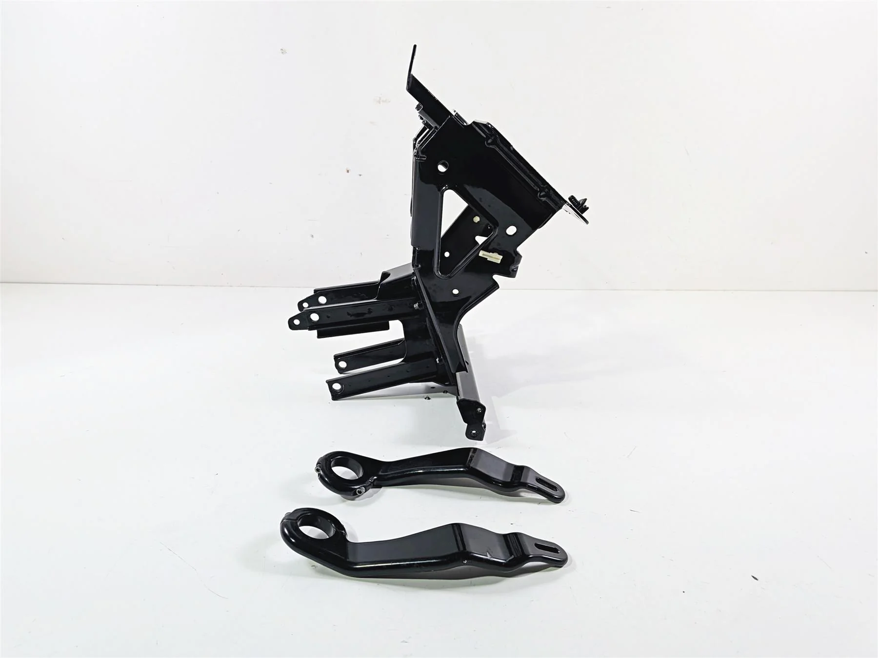 2020 Harley Touring FLTRK Road Glide Front Fairing Support Mount Set 47200217 - Image 3