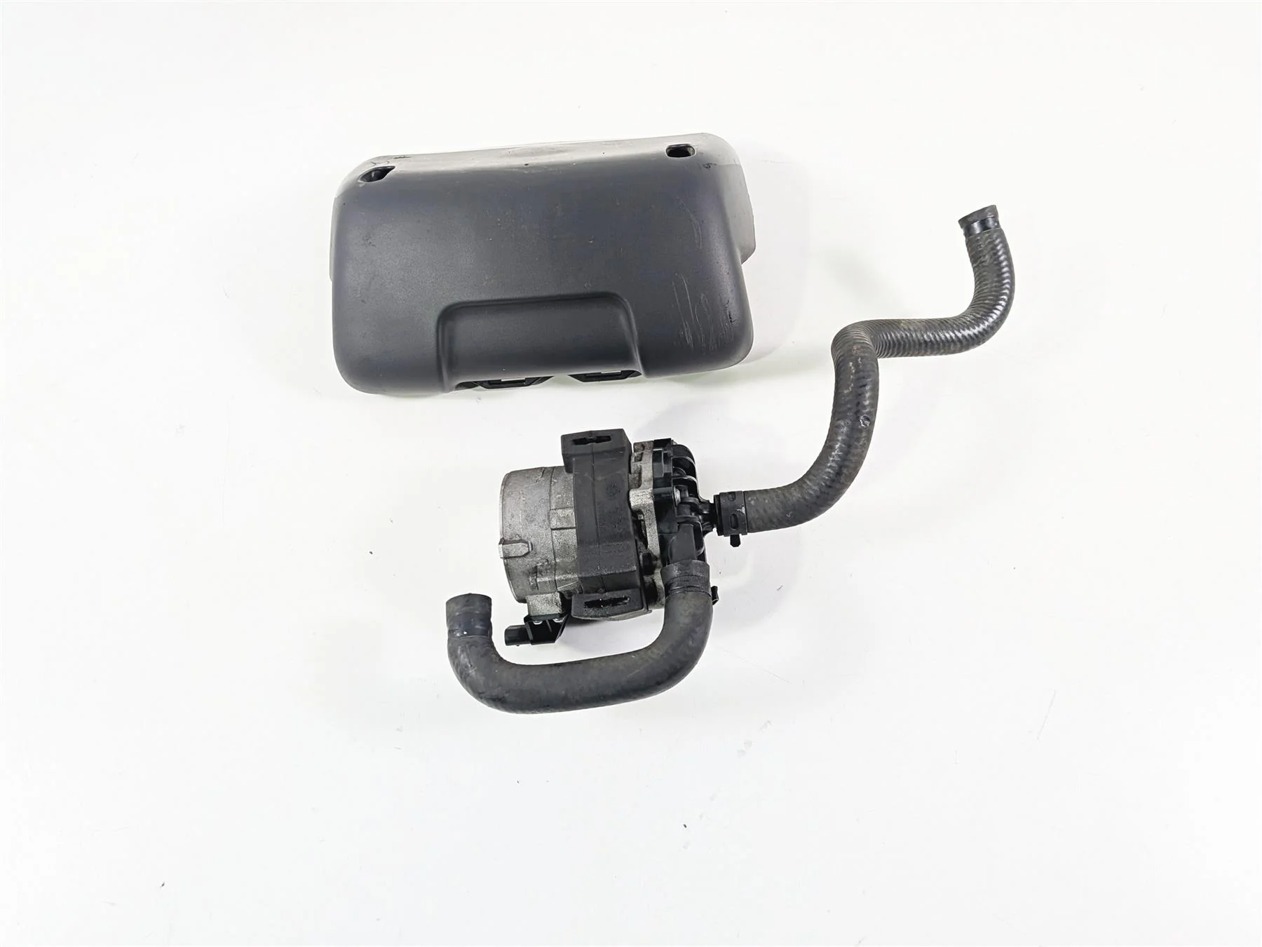 2020 Harley Touring FLTRK Road Glide Water Pump + Holder & Cover 26600048B