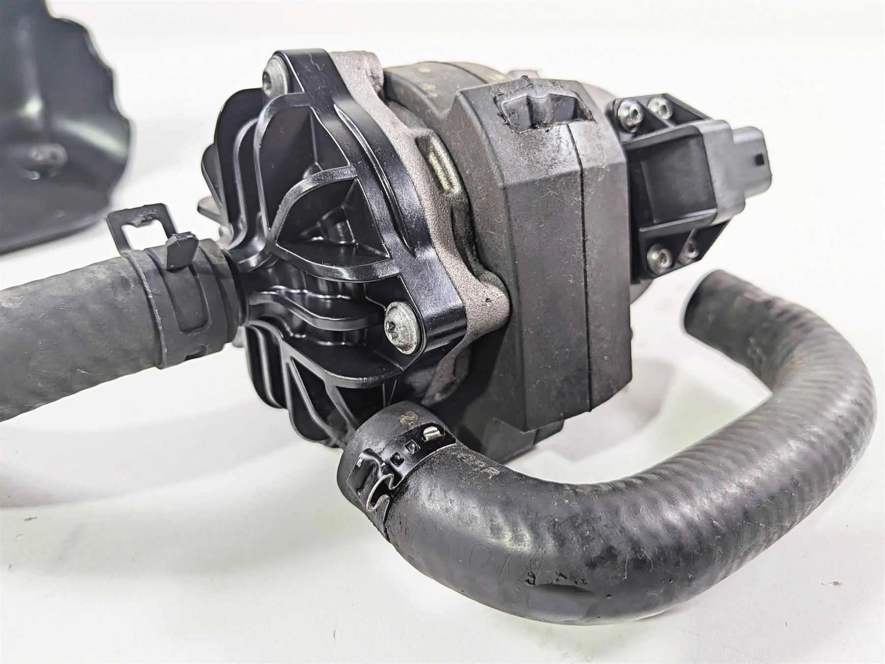 2020 Harley Touring FLTRK Road Glide Water Pump + Holder & Cover 26600048B - Image 11