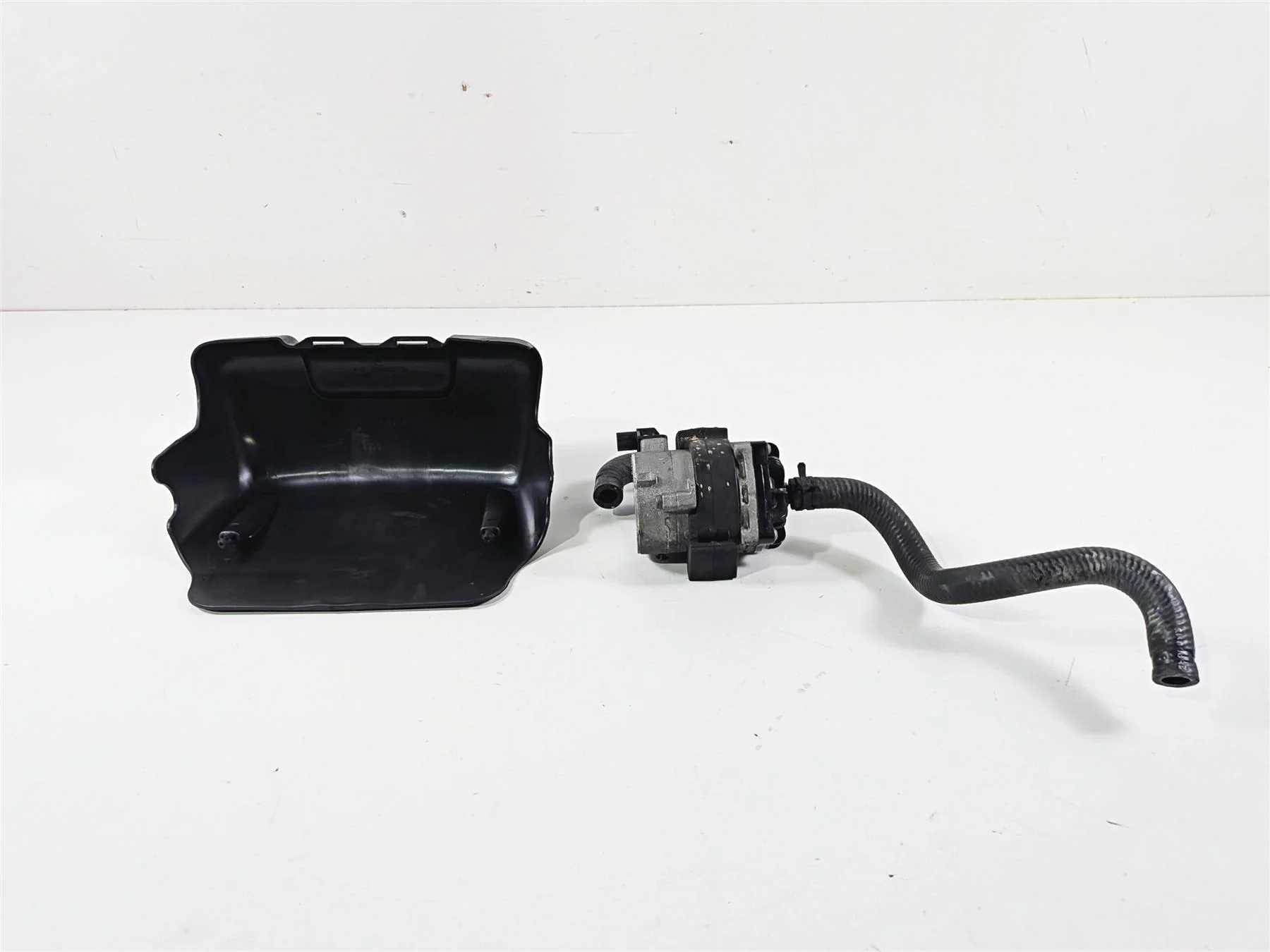2020 Harley Touring FLTRK Road Glide Water Pump + Holder & Cover 26600048B - Image 6