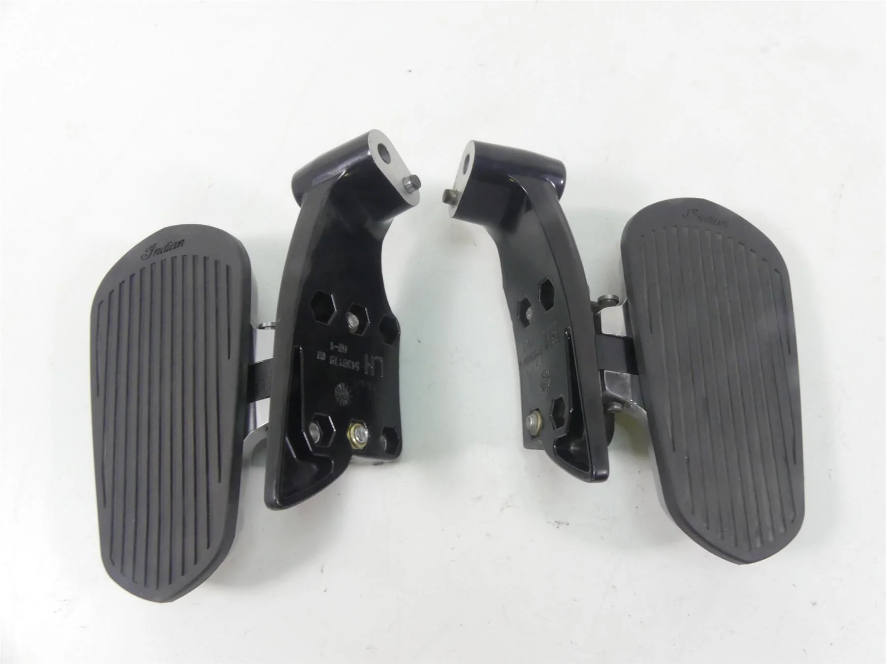 2020 Indian Roadmaster Nice Rear Passenger Floor Board Set 5139676 5139675 - Image 2