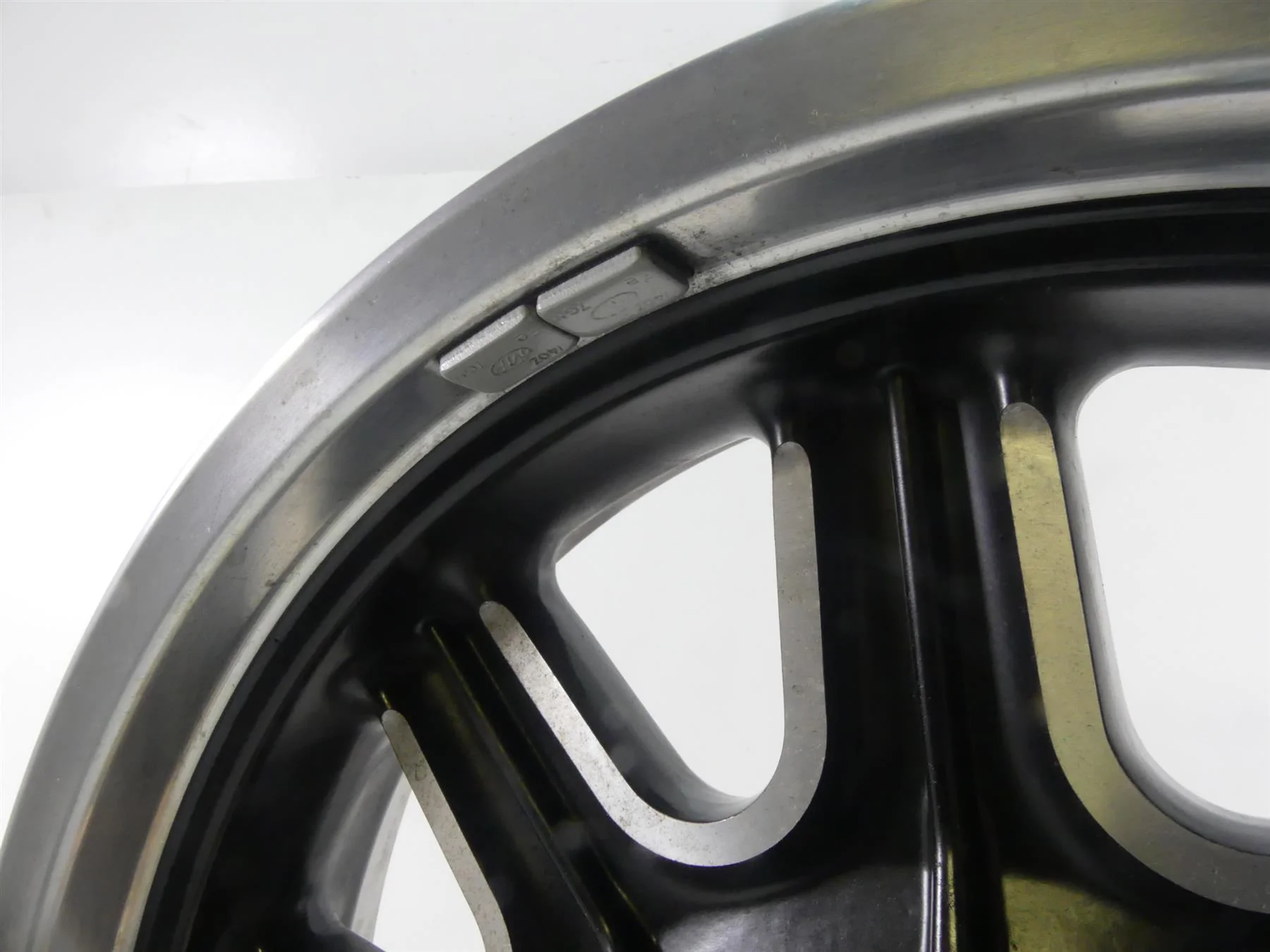 2020 Indian Roadmaster Straight 16x3.5 Front Wheel Rim 1522505 - Image 12