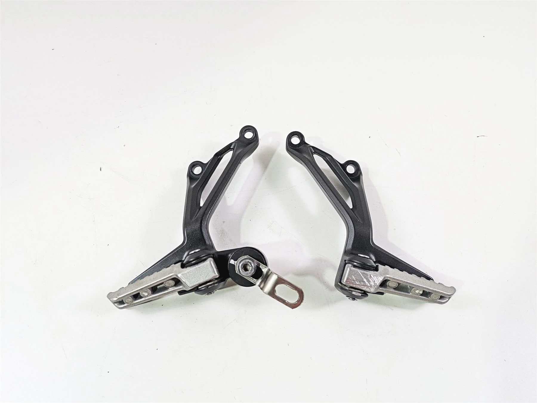 2020 Kawasaki Z900 ZR900 Rear Passenger Footpeg Rest Set 35063-1452-18R