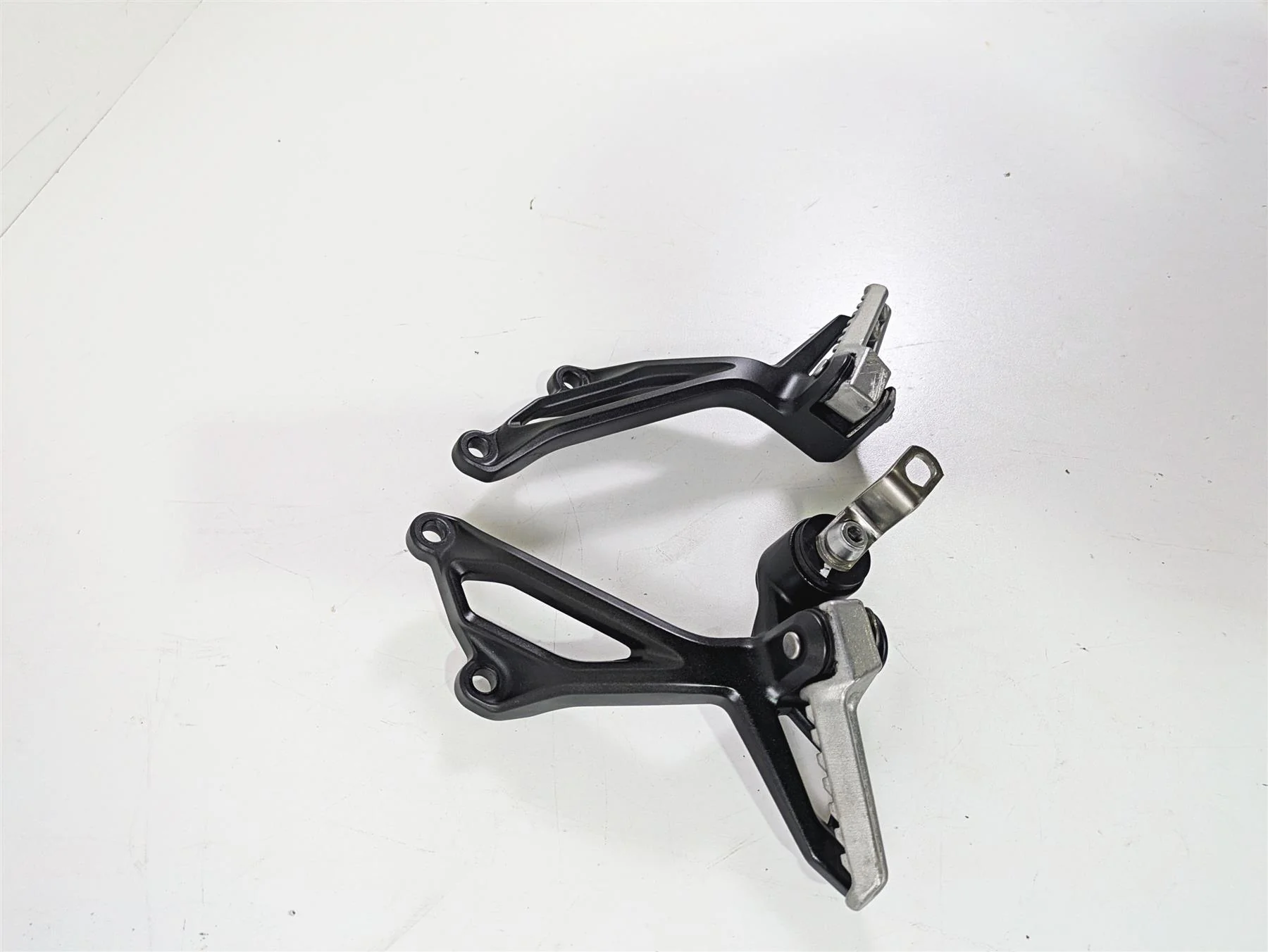 2020 Kawasaki Z900 ZR900 Rear Passenger Footpeg Rest Set 35063-1452-18R - Image 2