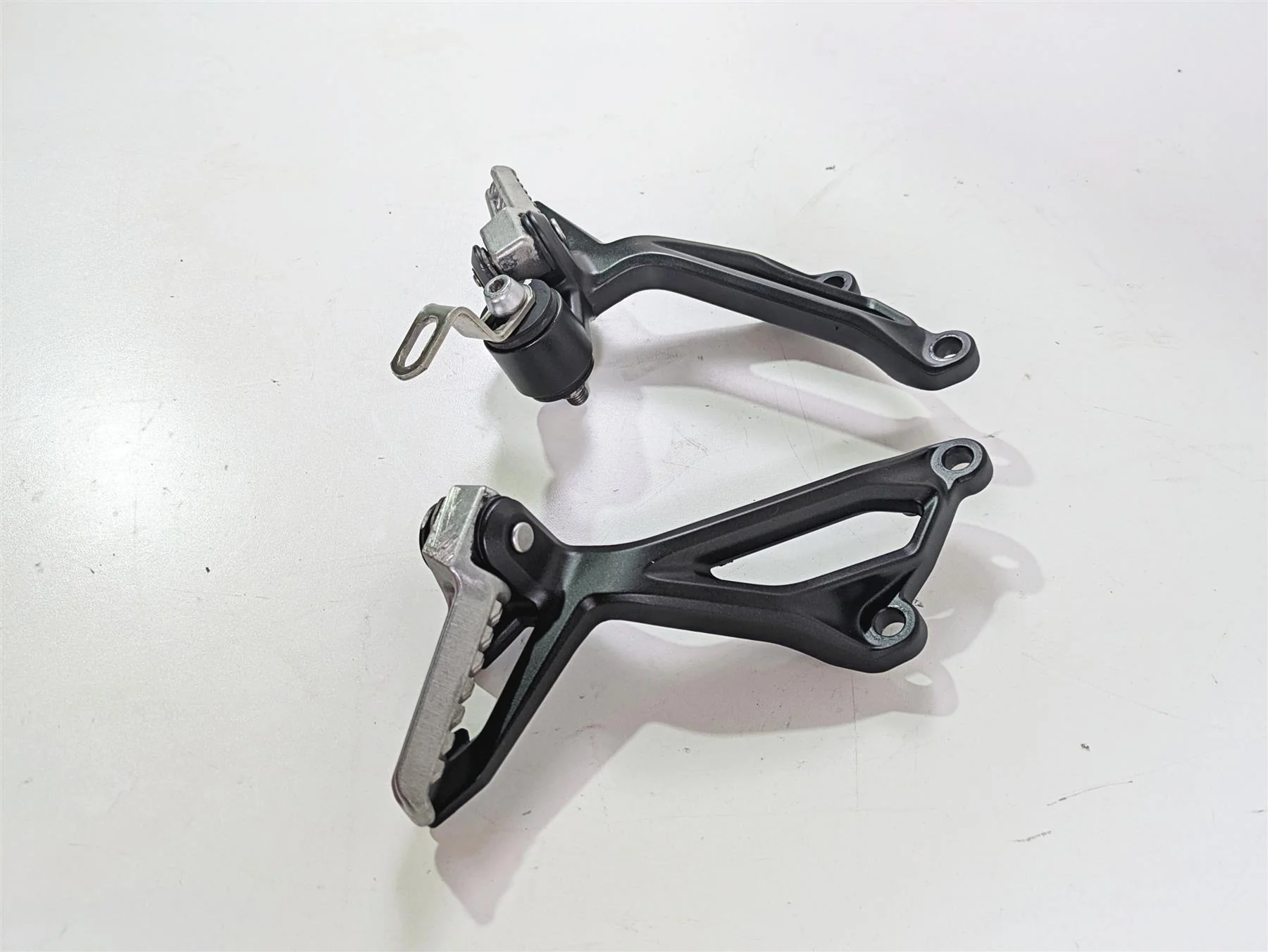 2020 Kawasaki Z900 ZR900 Rear Passenger Footpeg Rest Set 35063-1452-18R - Image 3