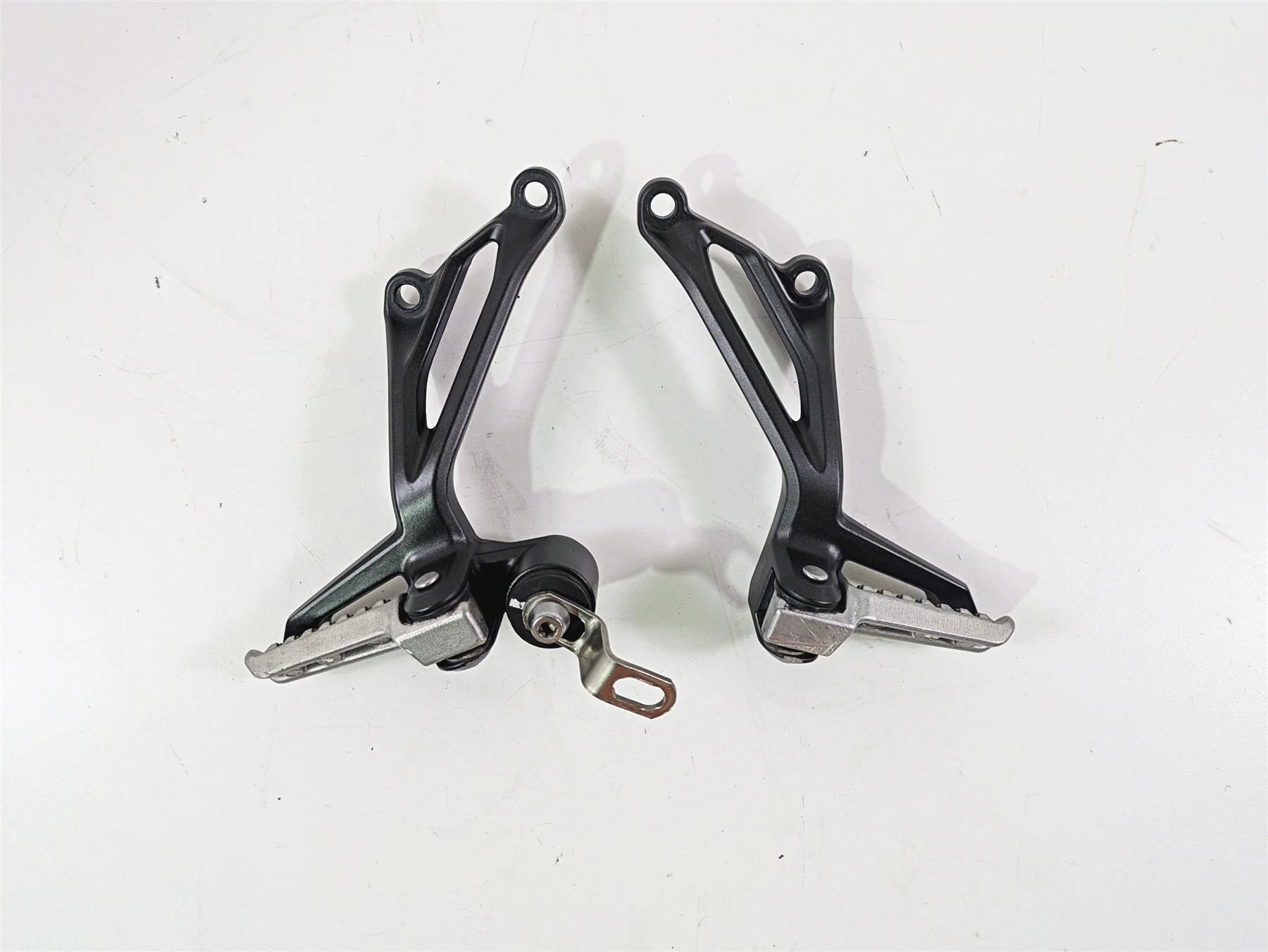2020 Kawasaki Z900 ZR900 Rear Passenger Footpeg Rest Set 35063-1452-18R - Image 4