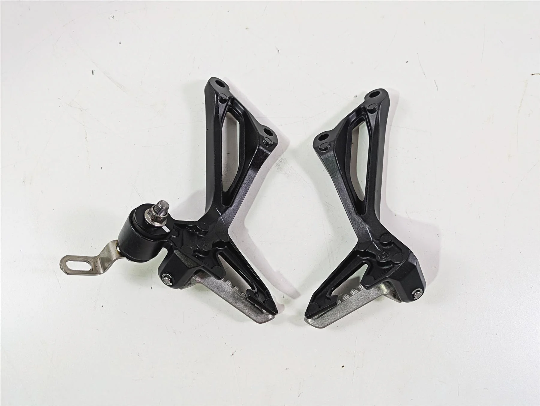 2020 Kawasaki Z900 ZR900 Rear Passenger Footpeg Rest Set 35063-1452-18R - Image 9