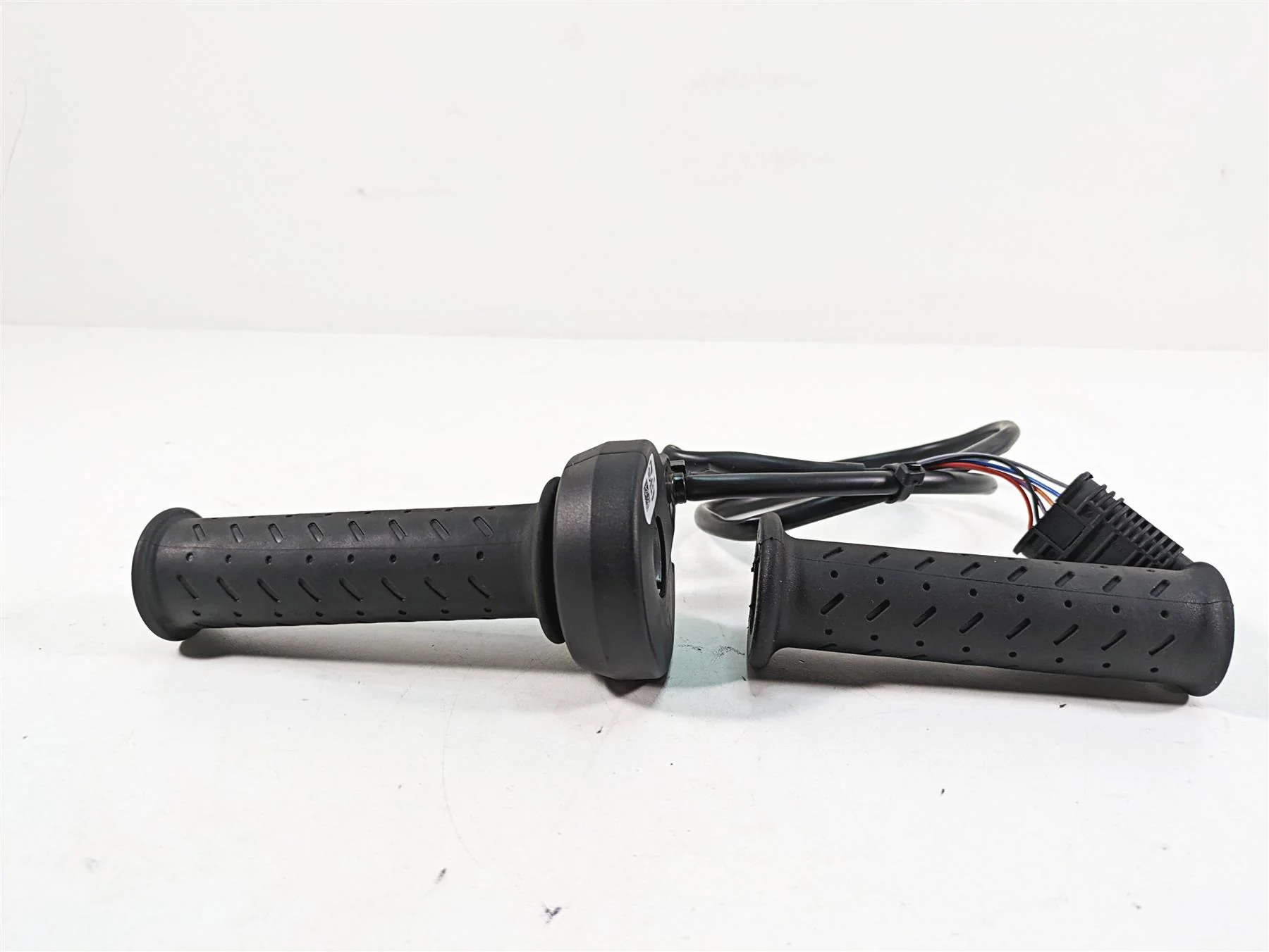 2020 Moto Guzzi V85 TT Adventure E-Throttle Hand Grip Set 2D000095