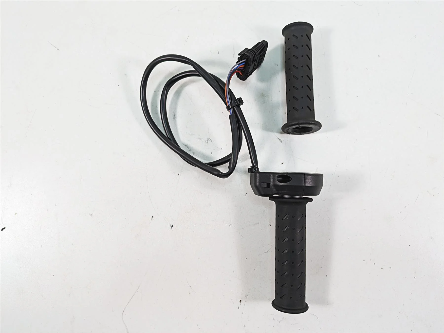 2020 Moto Guzzi V85 TT Adventure E-Throttle Hand Grip Set 2D000095 - Image 2