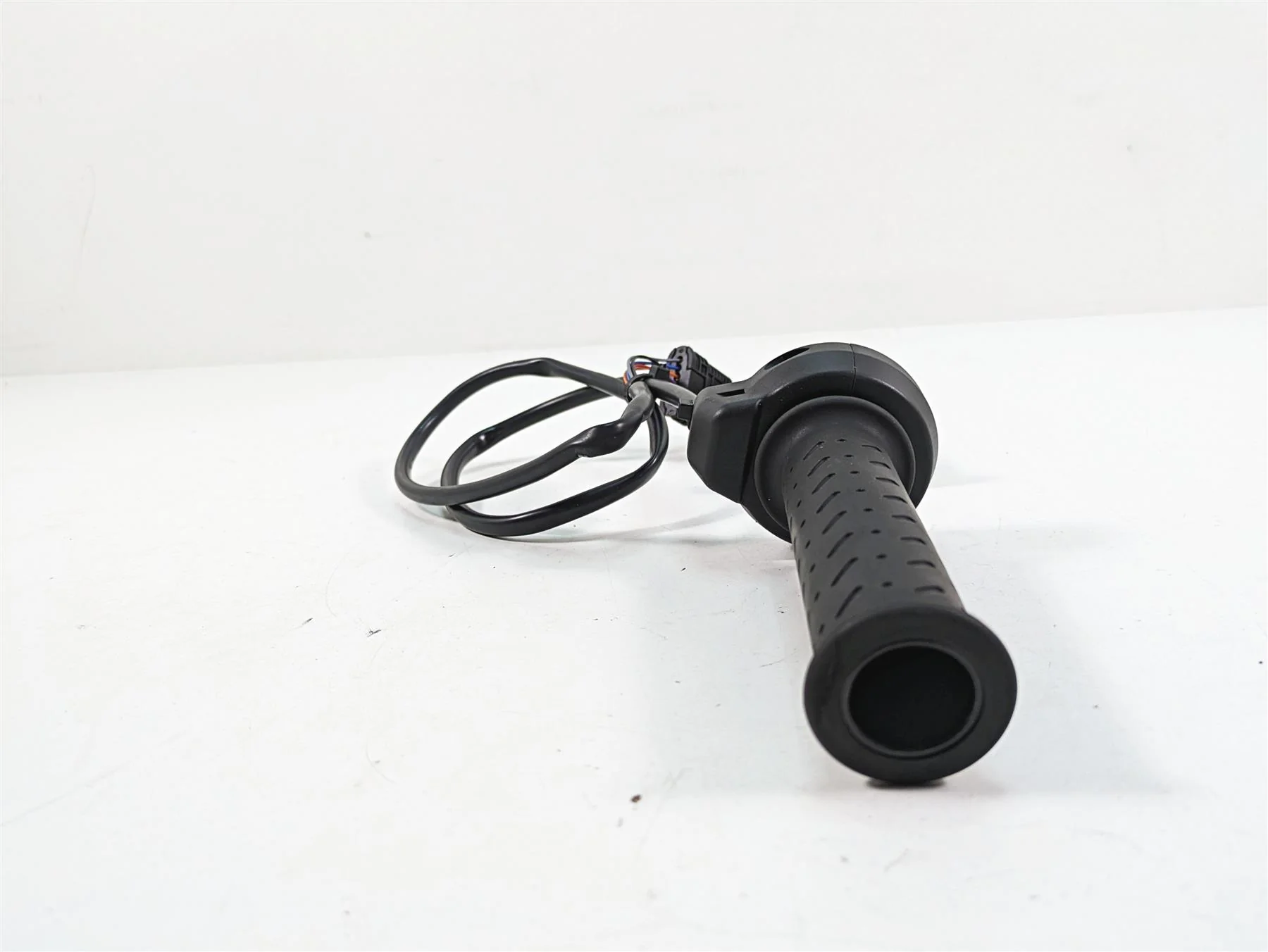 2020 Moto Guzzi V85 TT Adventure E-Throttle Hand Grip Set 2D000095 - Image 3