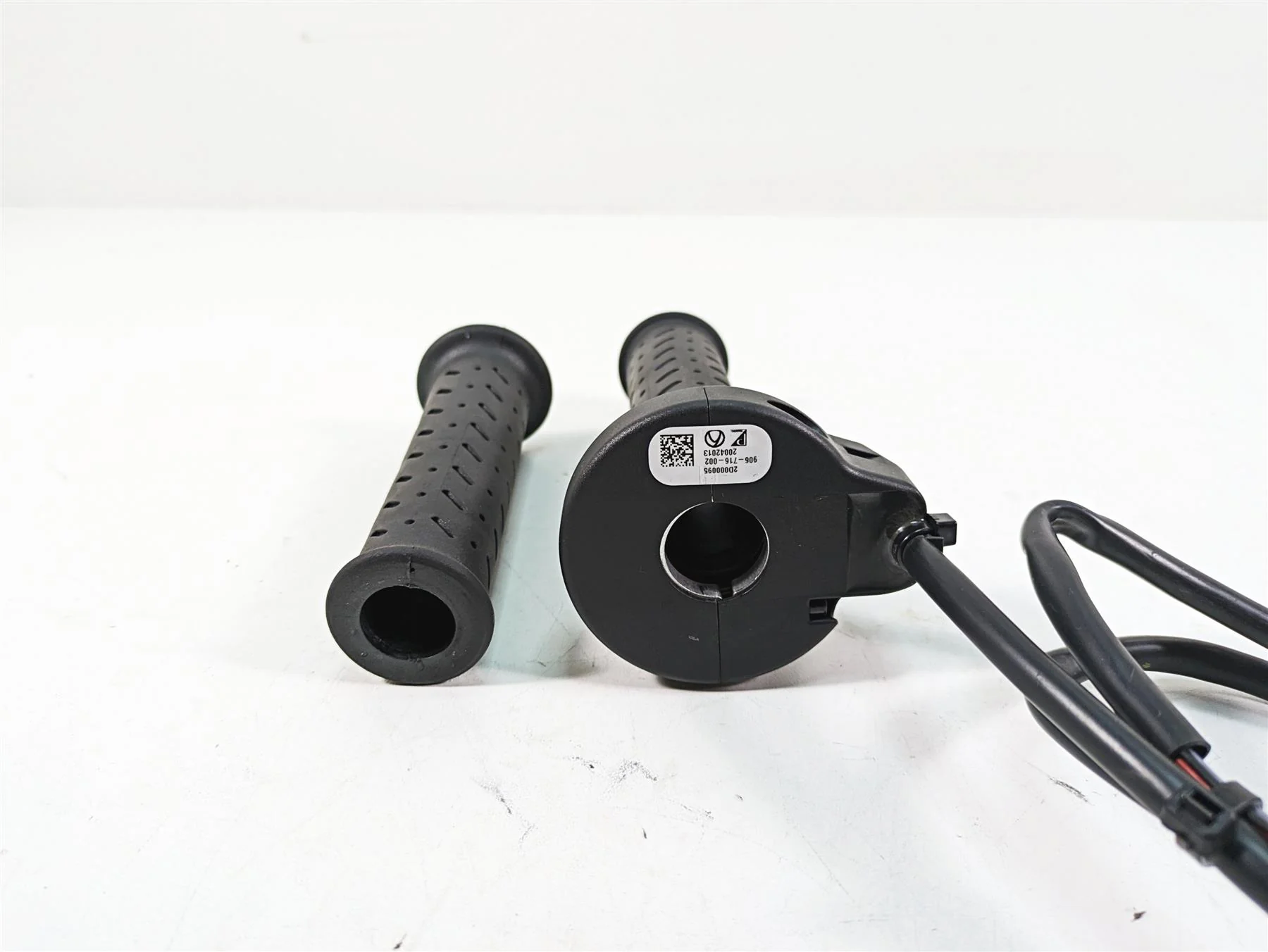 2020 Moto Guzzi V85 TT Adventure E-Throttle Hand Grip Set 2D000095 - Image 4